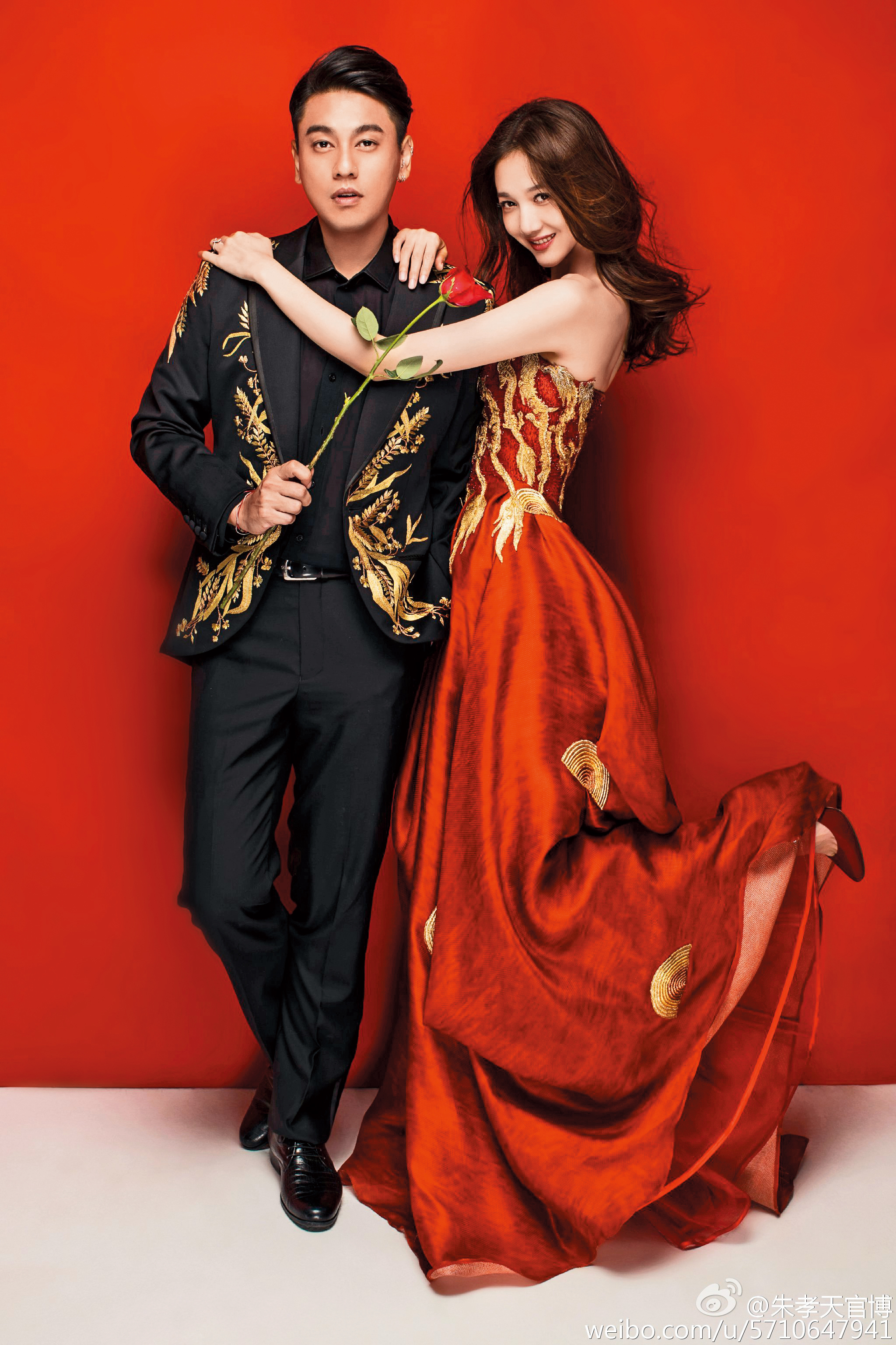 朱孝天與韓雯雯交往1年多後，在女方的生日派對下跪求婚，並於2016年4月在瀋陽領證結婚。（翻攝自朱孝天微博）