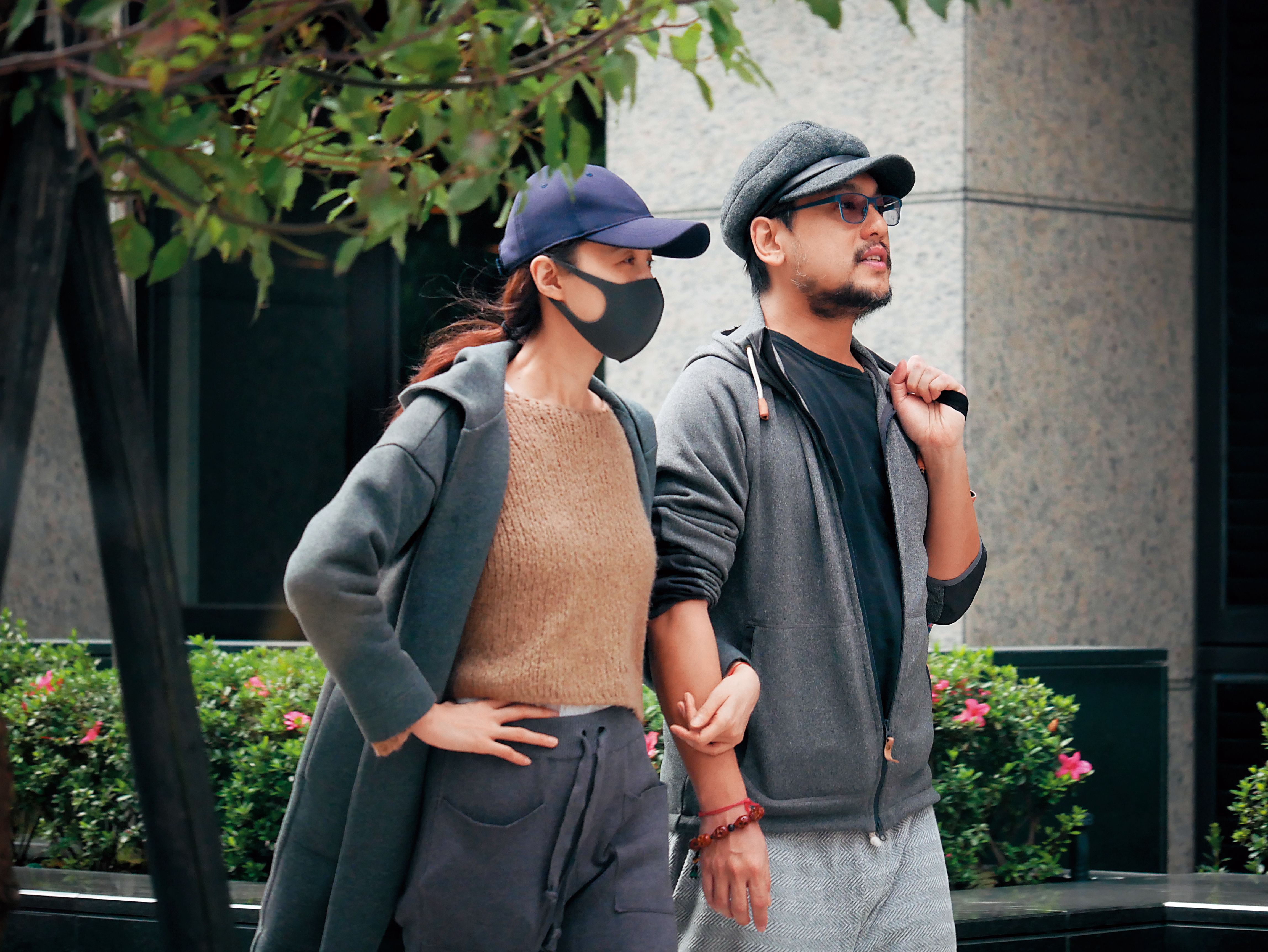 3/13  13：34　留了一臉落腮鬍的朱孝天隨意把包包放肩上，韓雯雯勾著老公的手，兩人心滿意足打道回府。