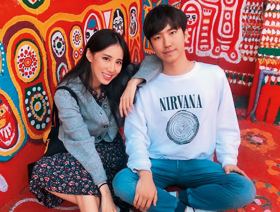 瑤瑤（黃喬歆）傳出與韓國籍的綜藝咖李振遠（右）祕戀1年半，2人愛的足跡踏遍台灣、韓國跟越南等地。（翻攝自李振遠IG）