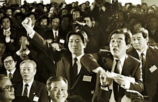 《正義辯護人》以釜林事件中,時任人權律師的前總統盧武鉉(中)為創作原型。(翻攝自Daum網站)