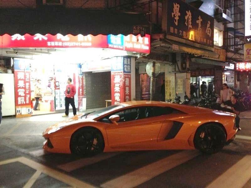 靠著批發大盤握有價格優勢，蘋果電訊曾是東區手機夯店，但網路評價二極。（張居財提供）