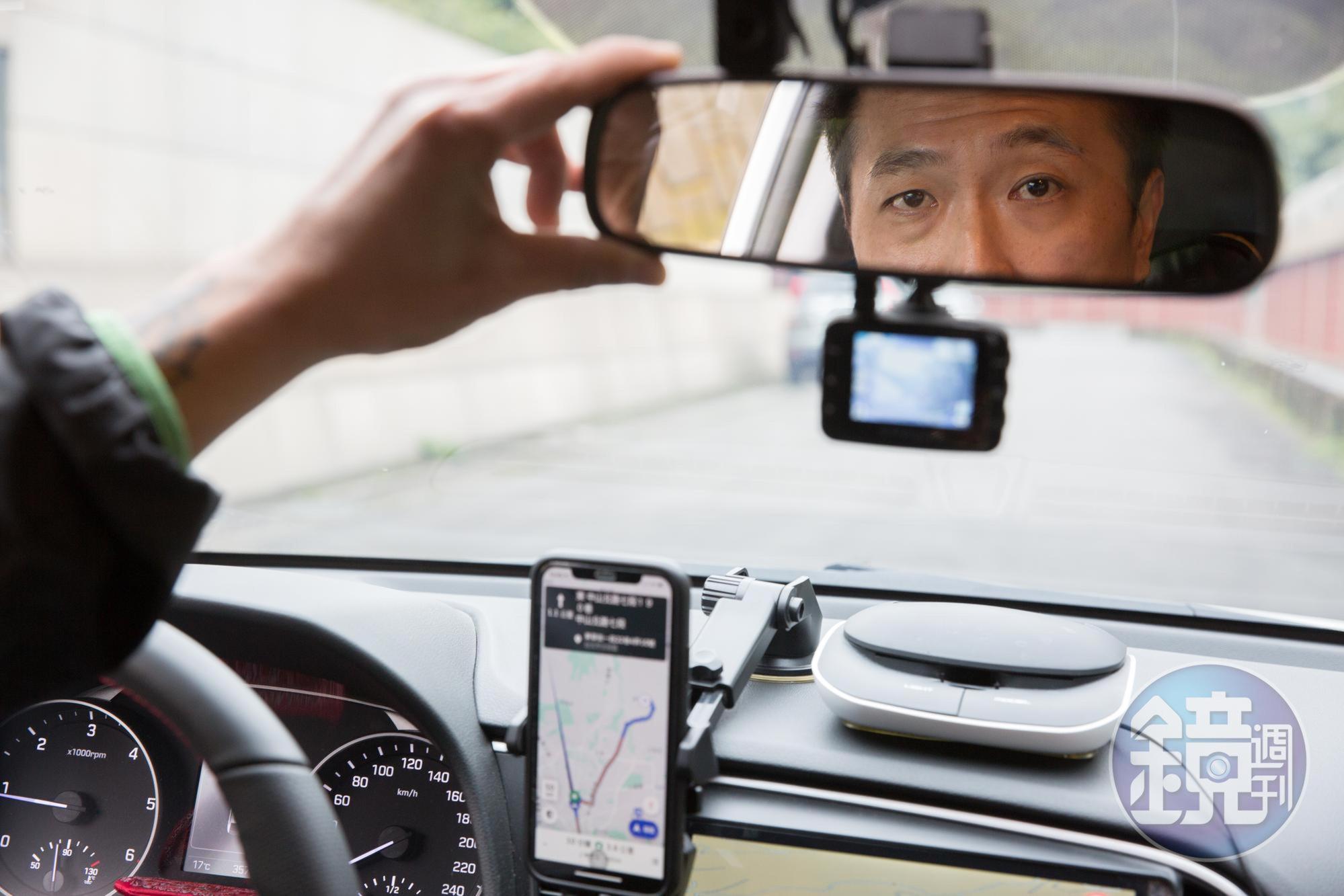 經商失敗後,張居財放下驕傲自尊,靠著駕駛Uber重新出發。