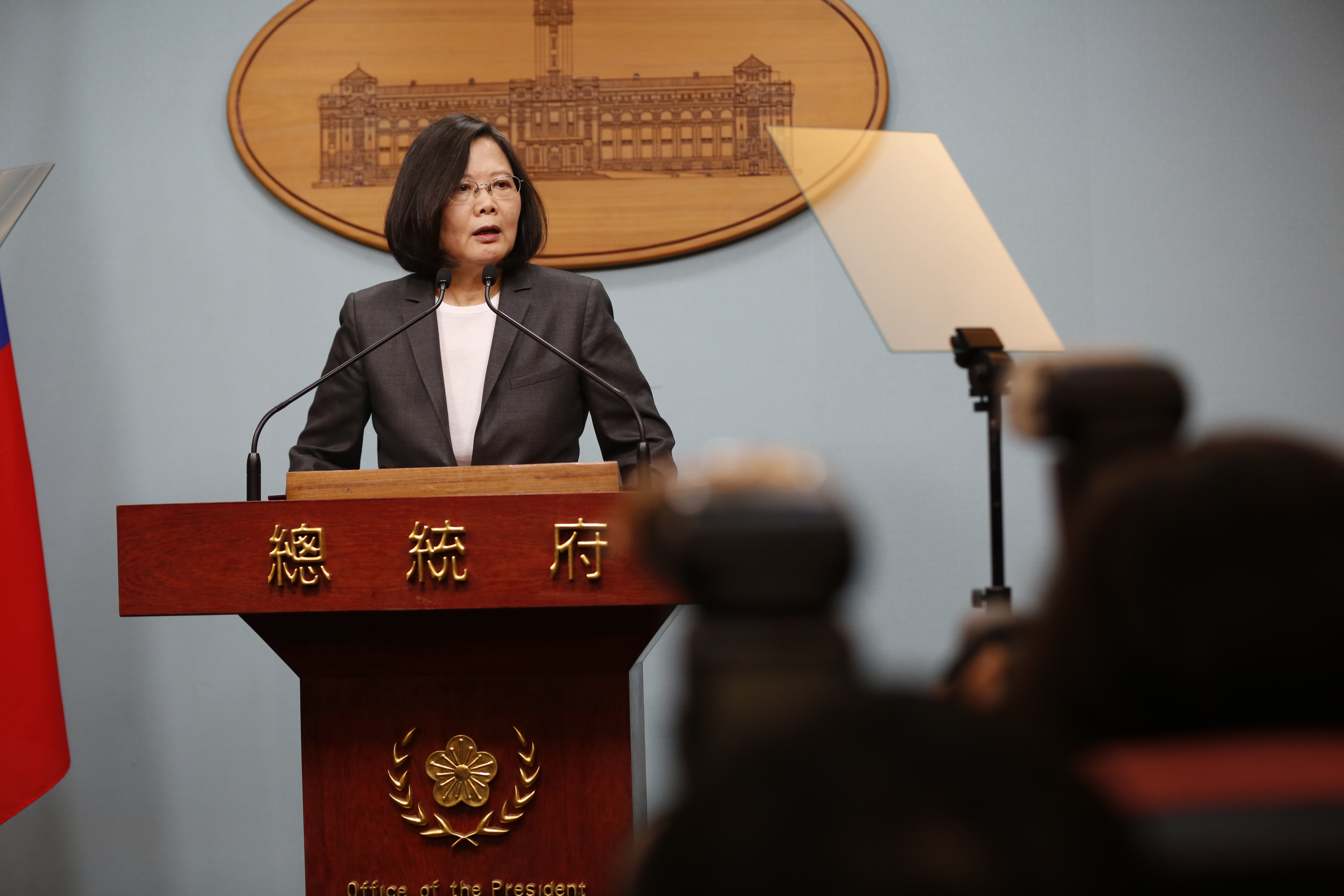 面對中共戰機越過台灣海峽中線挑釁，蔡英文總統提出嚴正抗議。