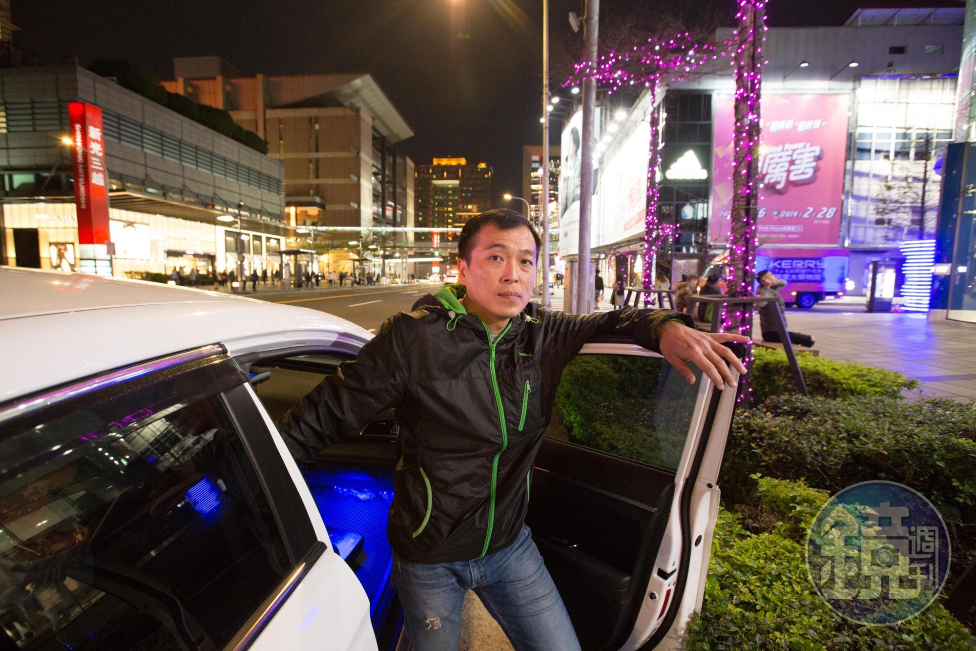 跑車不能只是傻傻地用時間去換金錢,張居財擅用夜間加成計價,將平均時薪超過500元。