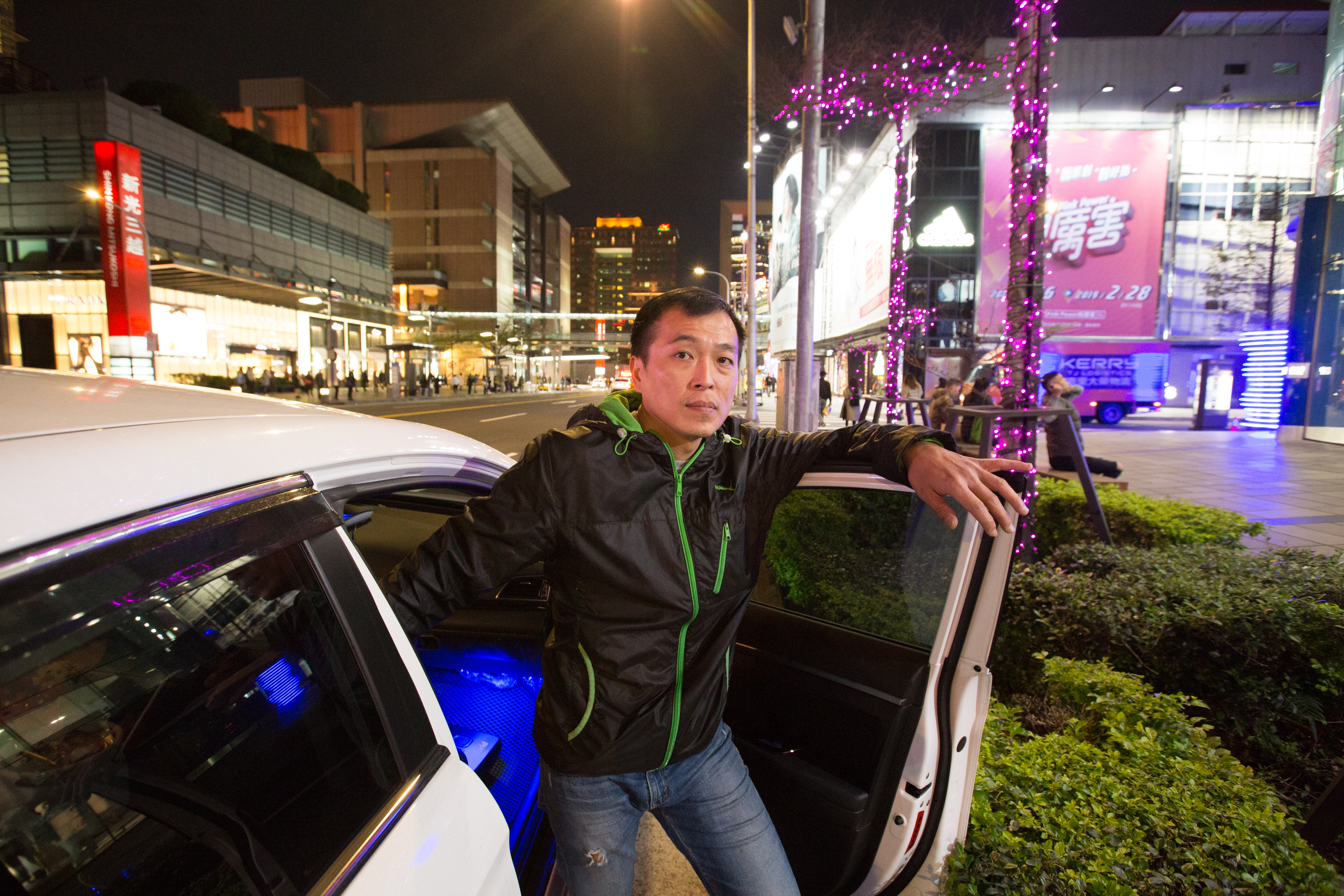 跑車不能只是傻傻地用時間去換金錢，張居財擅用夜間加成計價，將平均時薪超過500元。