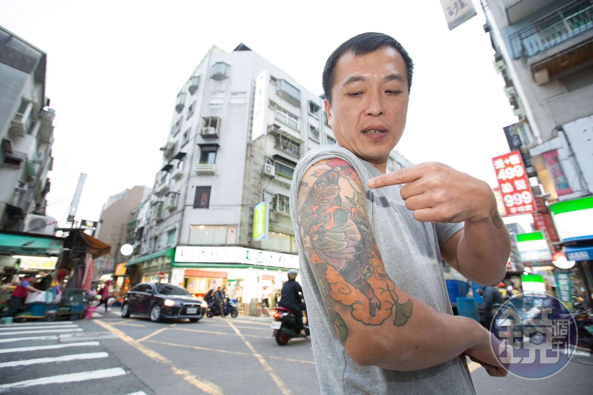 人生從雲端跌倒谷底,張居財在手臂刺上孫悟空圖案,象徵重生。