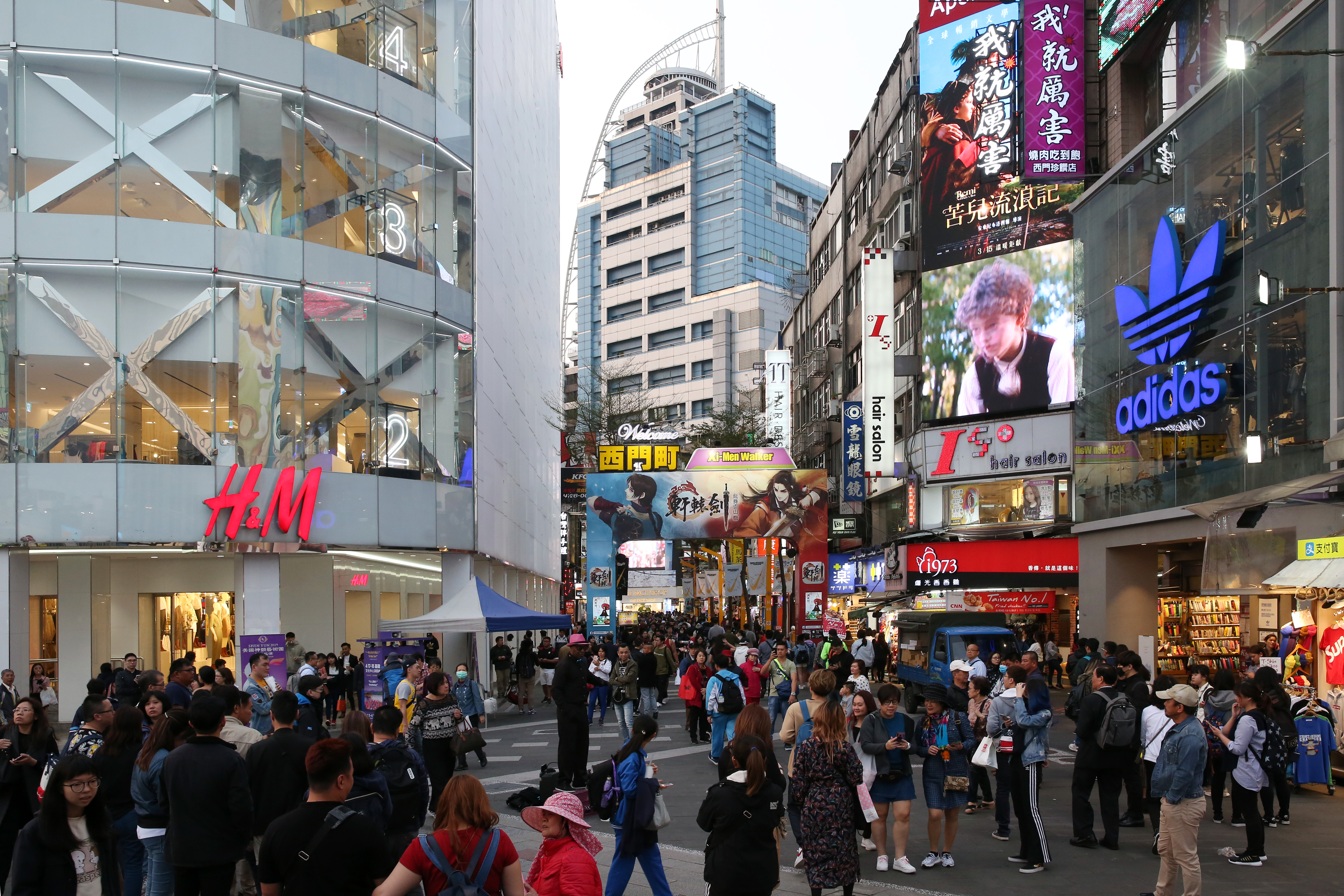 西門町在北市6大商圈中一枝獨秀，平日下午逛街人潮擠爆街頭。