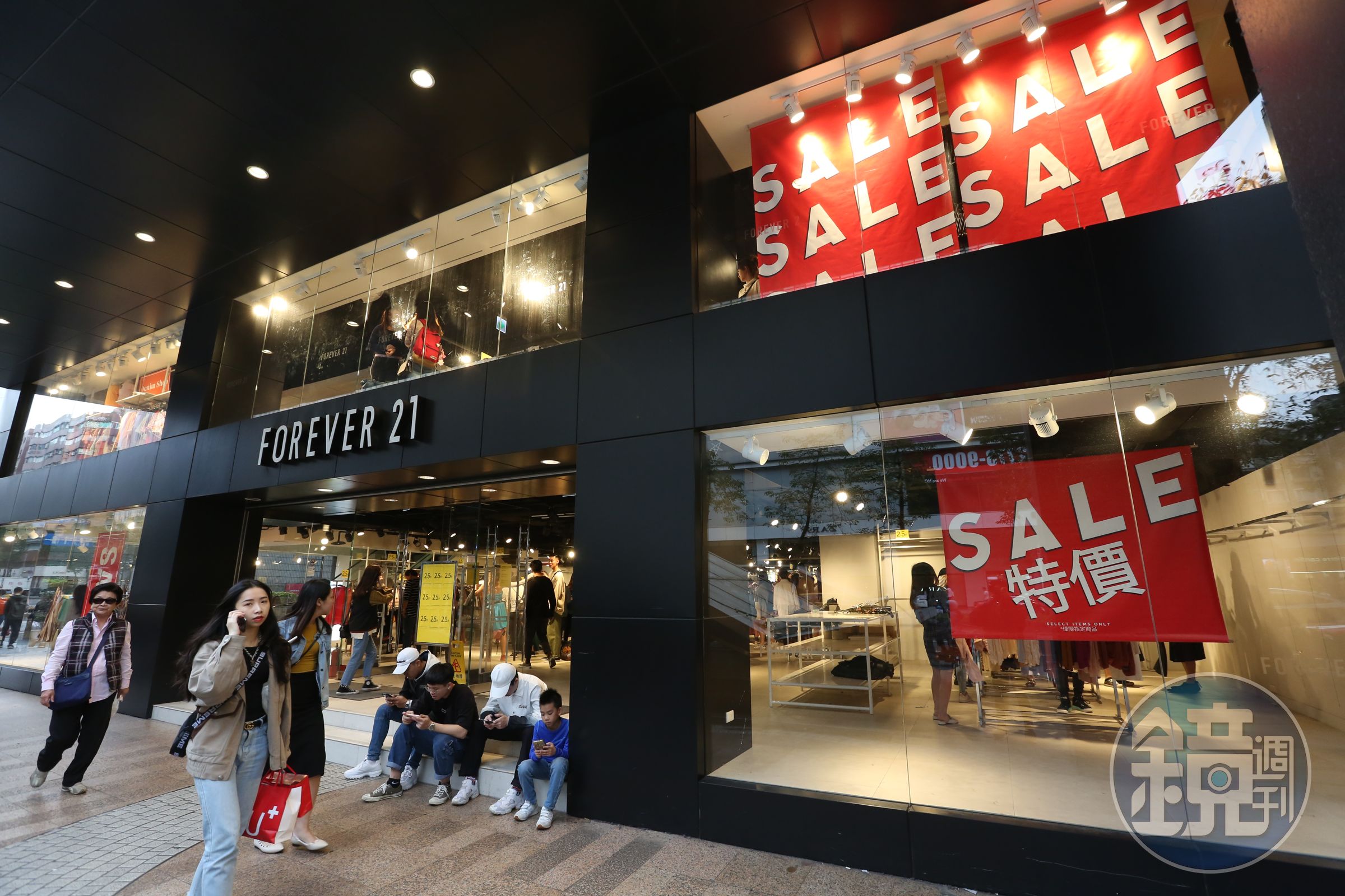 Forever 21東區店面不敵業績淒慘在3月底關門，關店前祭出2.5折優惠，出現難得人潮。