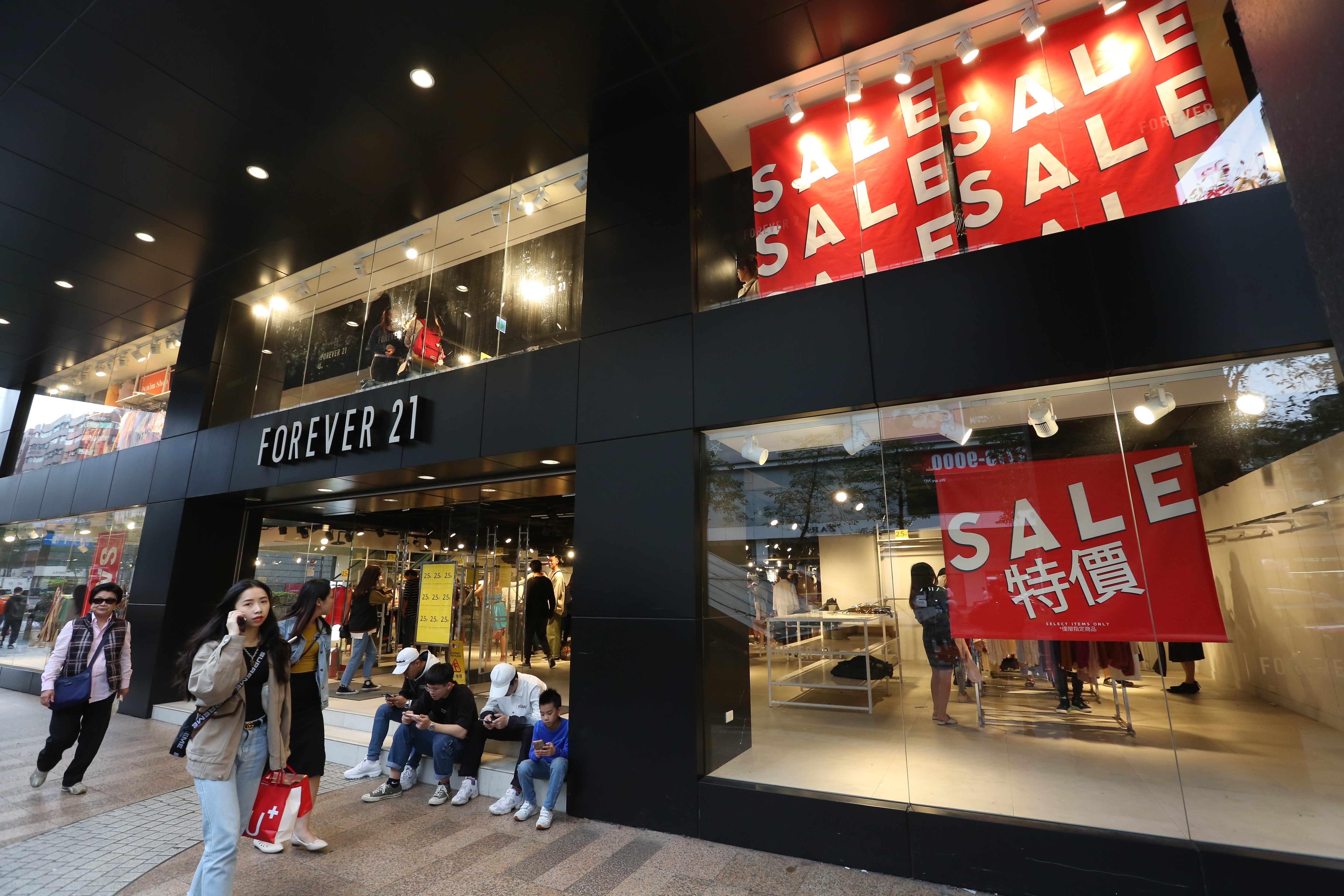 Forever 21東區店面不敵業績淒慘在3月底關門，關店前祭出2.5折優惠，出現難得人潮。