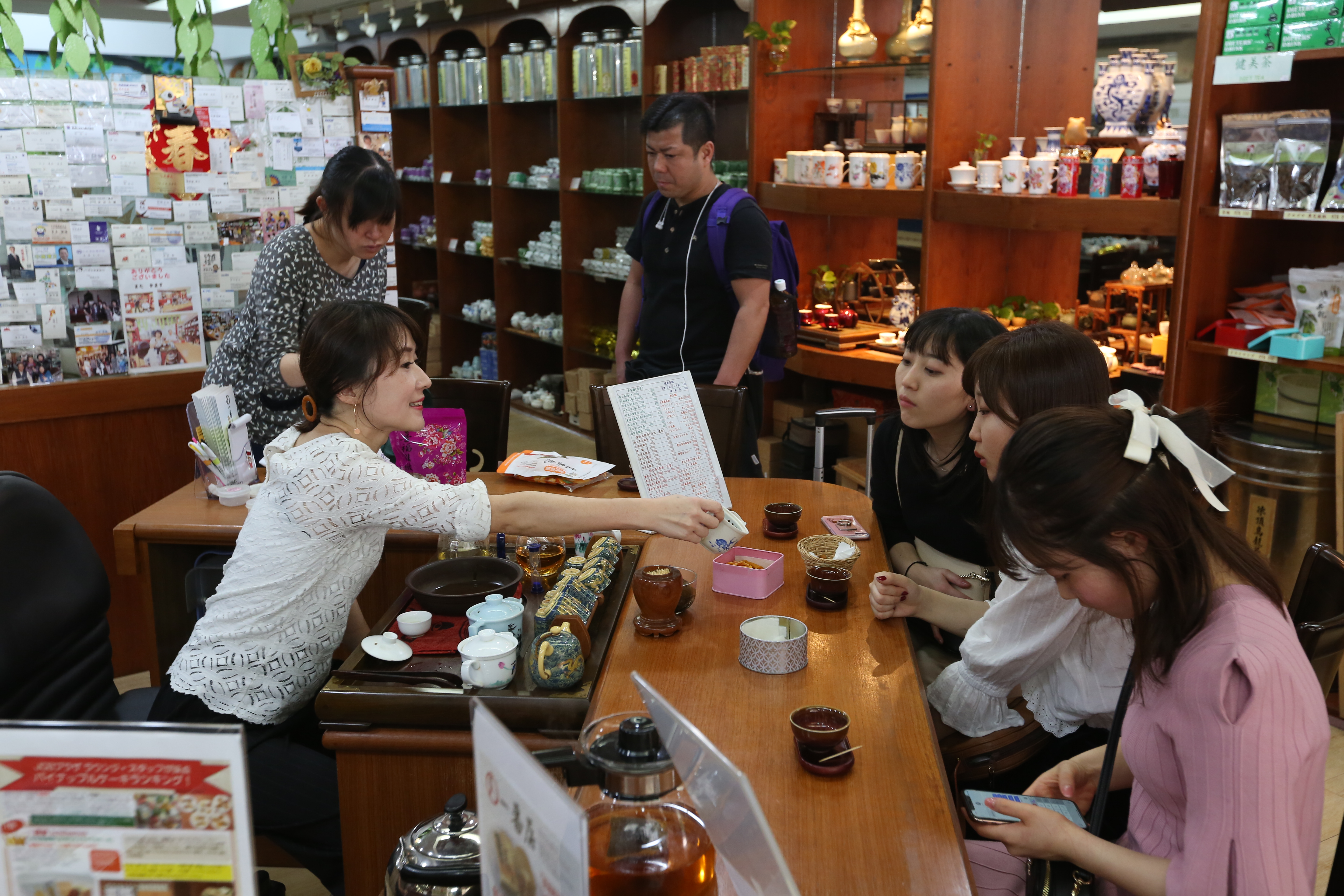 晶華商圈精品一條街300公尺內有7間店面招租，伴手禮老店「一番屋」靠賣日本客鳳梨酥奇蹟生存。