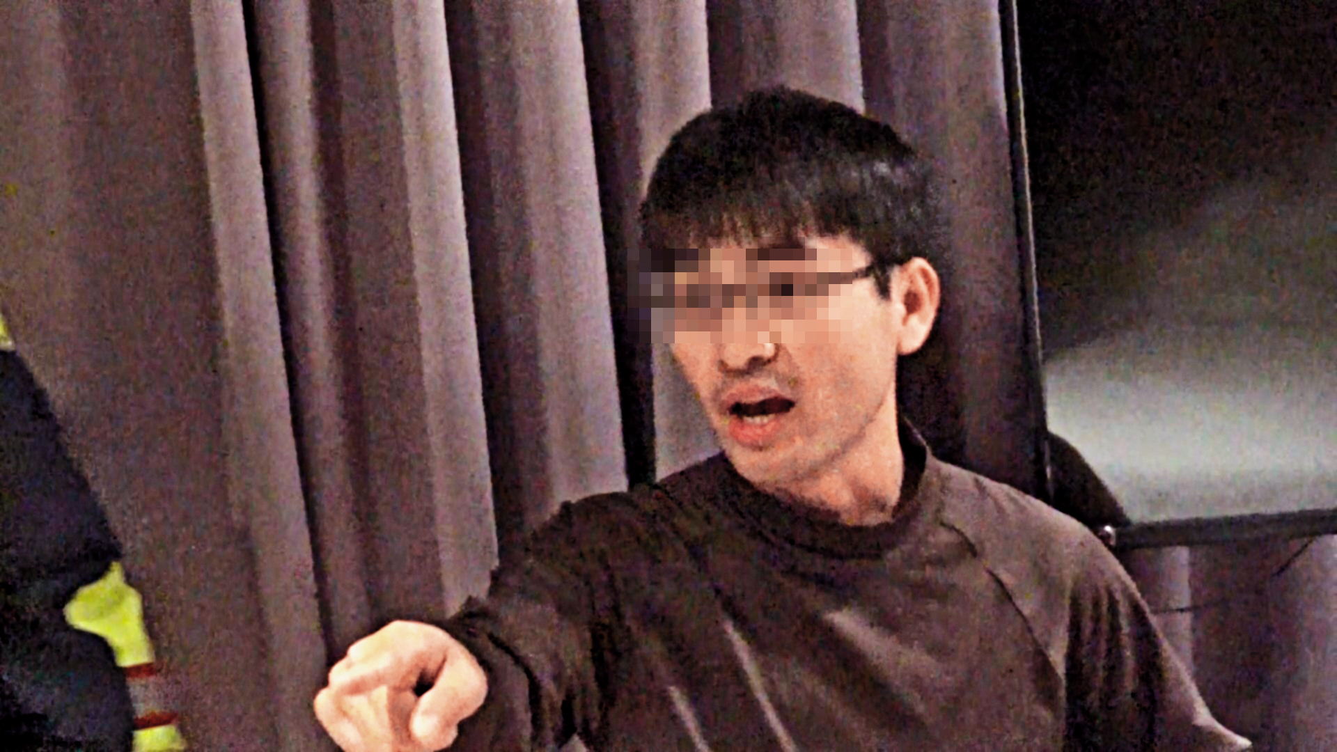 被抓姦的名醫惱羞成怒，指著老婆大罵。（讀者提供）