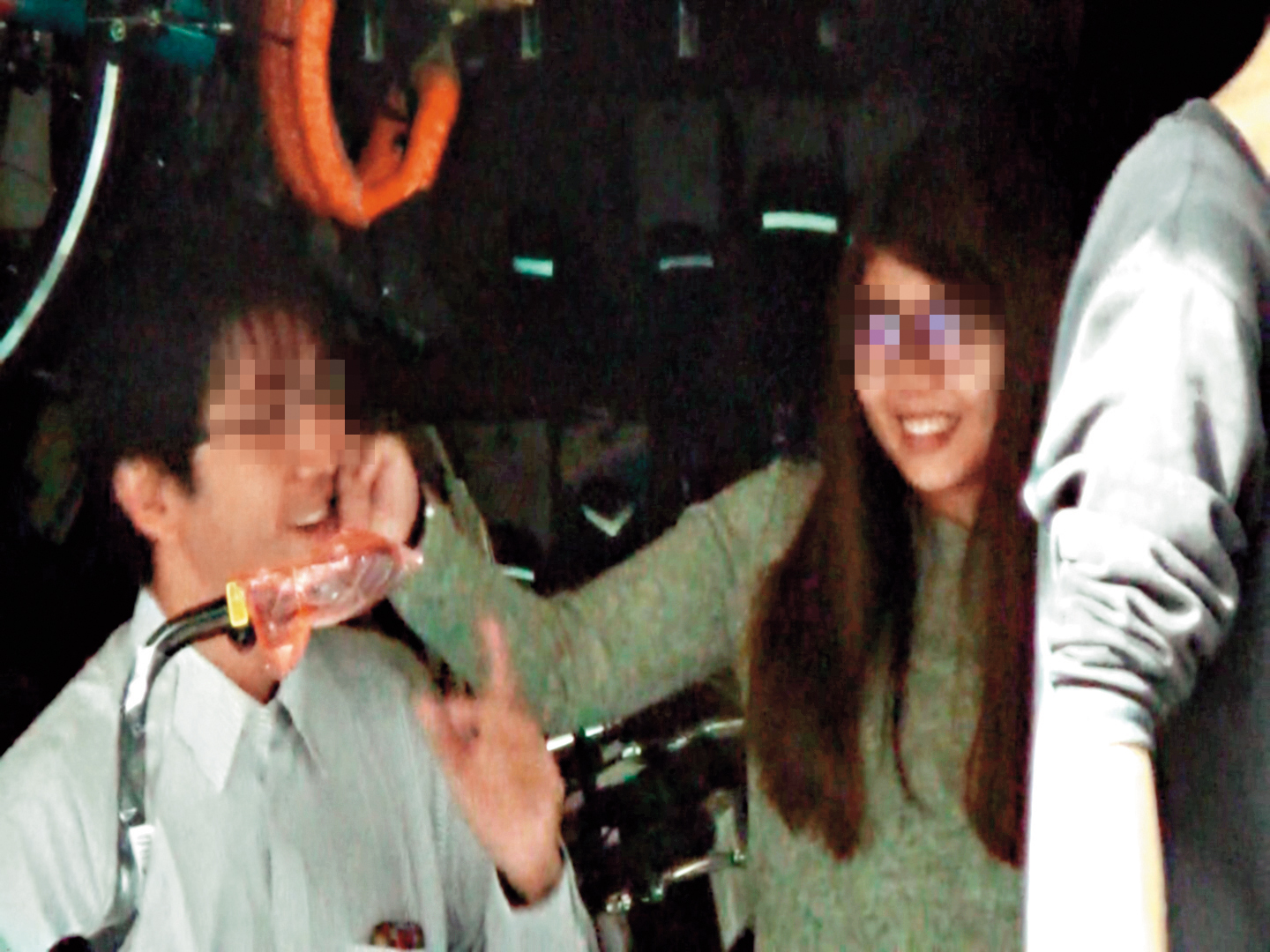 已婚名醫與小三約會時不斷打情罵俏，絲毫不避諱。（讀者提供）