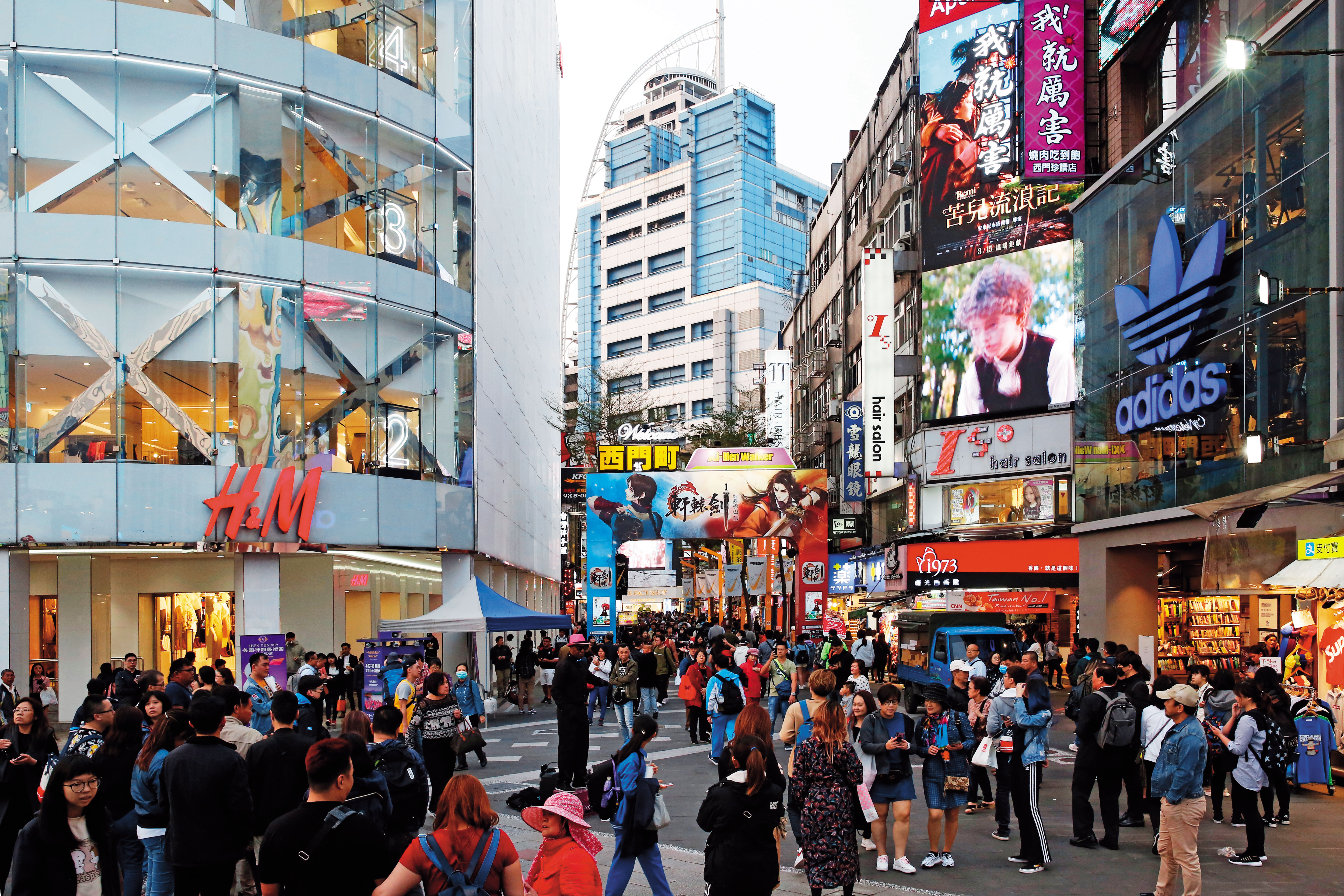 西門町在北市6大商圈中一枝獨秀，平日下午逛街人潮擠爆街頭。
