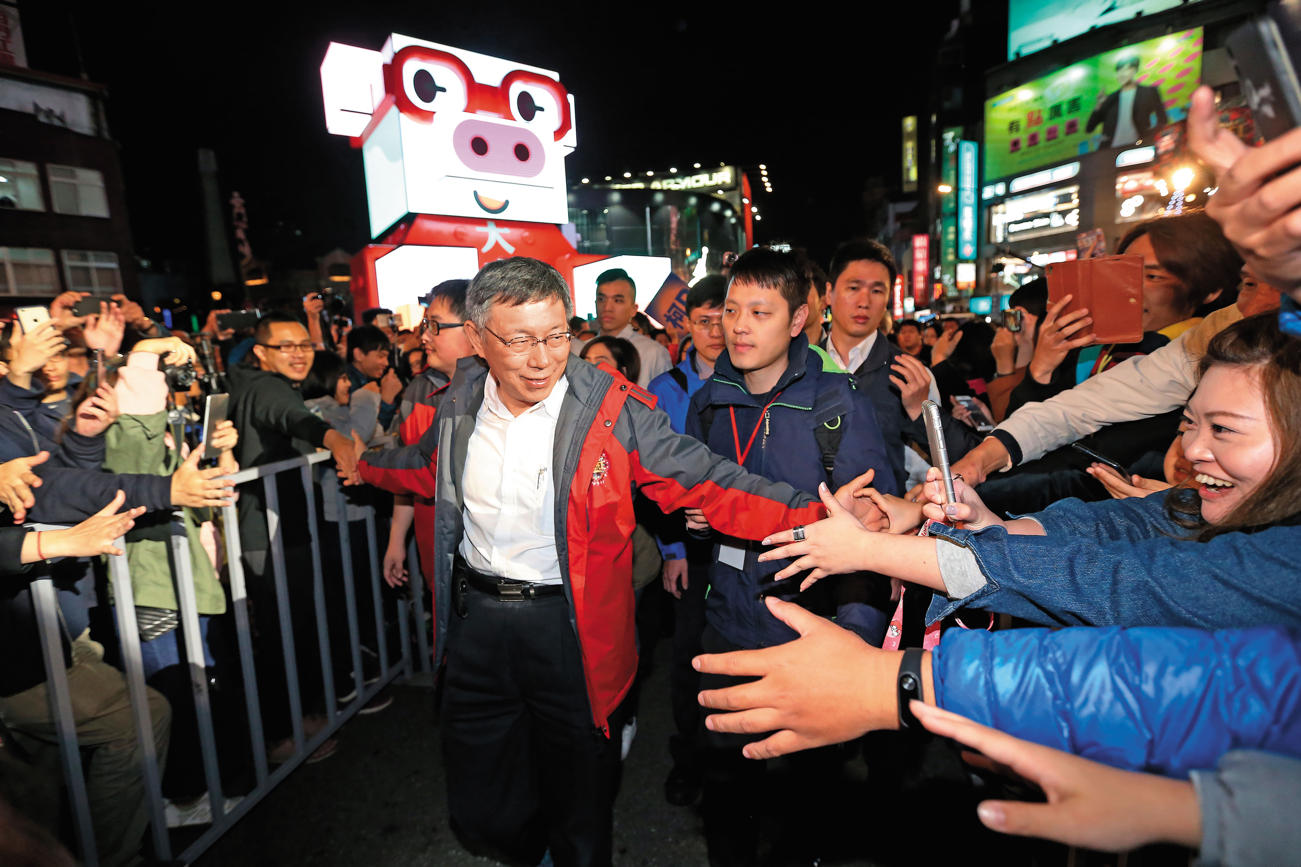 台北市長柯文哲致力翻轉西區,今年台北燈節在西門町舉辦,吸引大批觀光客捧場。(東方IC)