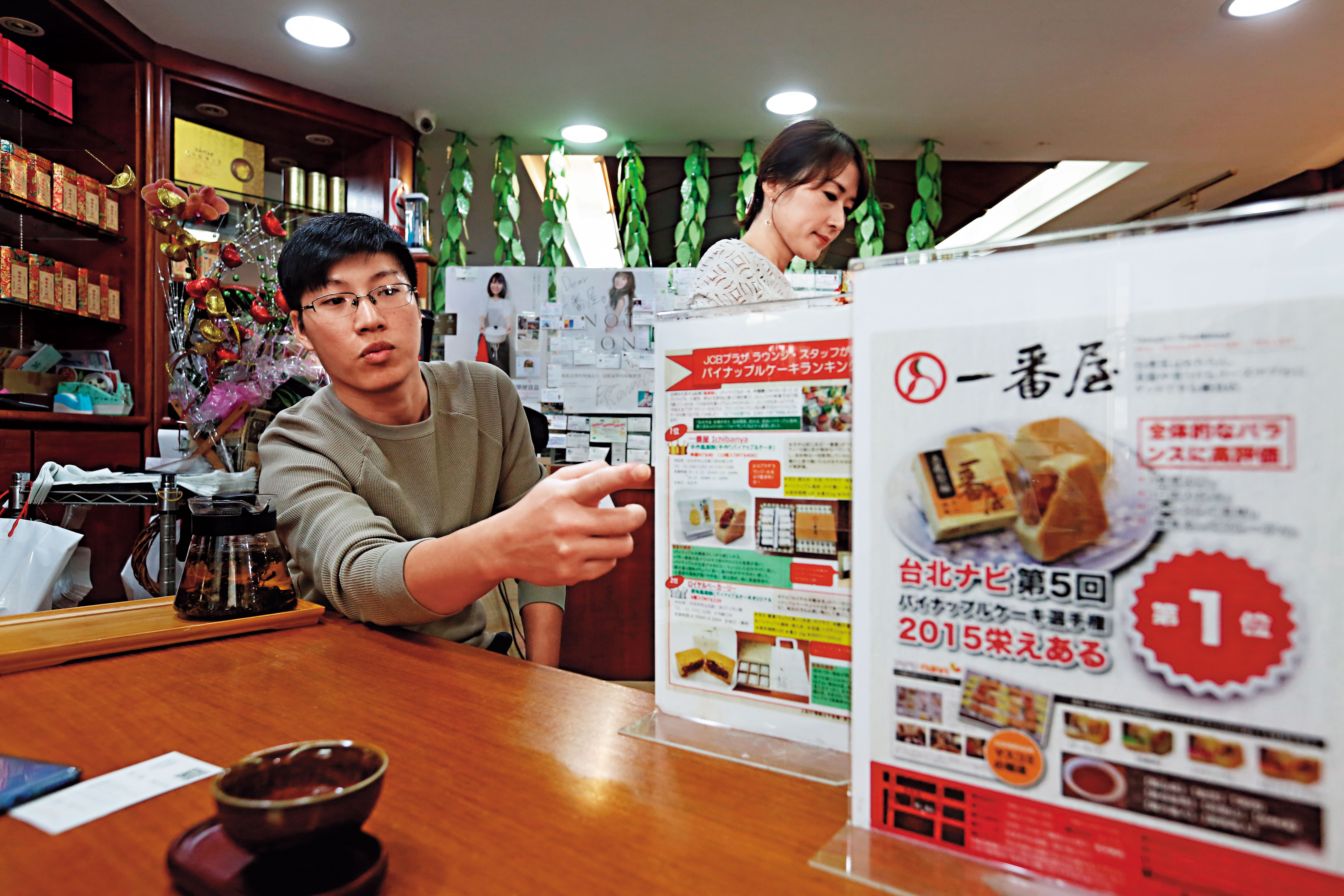 晶華商圈精品一條街300公尺內有7家店面招租,伴手禮老店「一番屋」靠賣日本客鳳梨酥奇蹟生存。