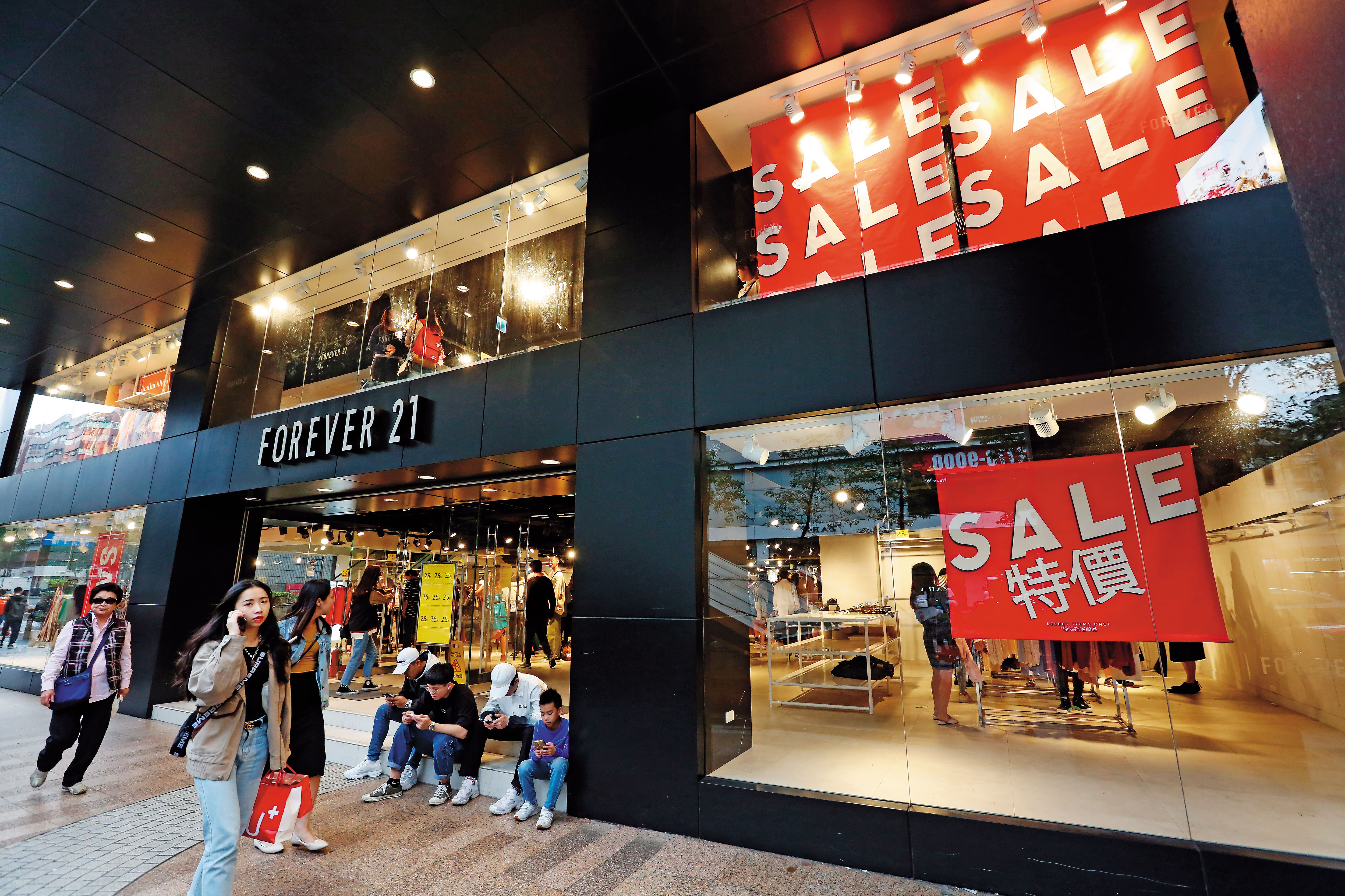 Forever 21東區店不敵業績慘澹在3月底關門,關店前祭出2.5折優惠出現難得人潮。
