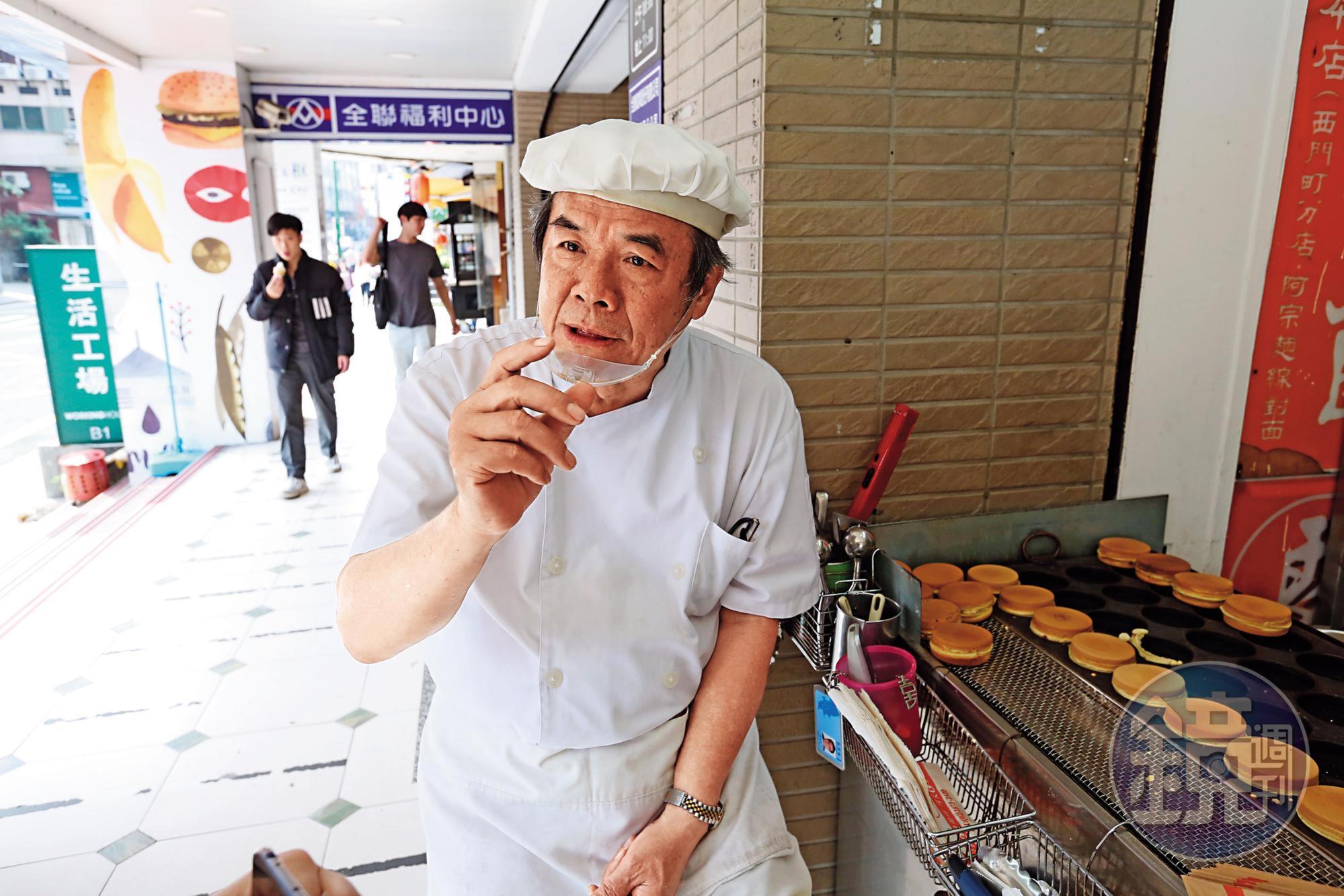 天母車輪餅店黃老闆在地經營多年,和上門消費的客人大多熟稔,他認為天母商圈自成一格,不存在衰退問題。