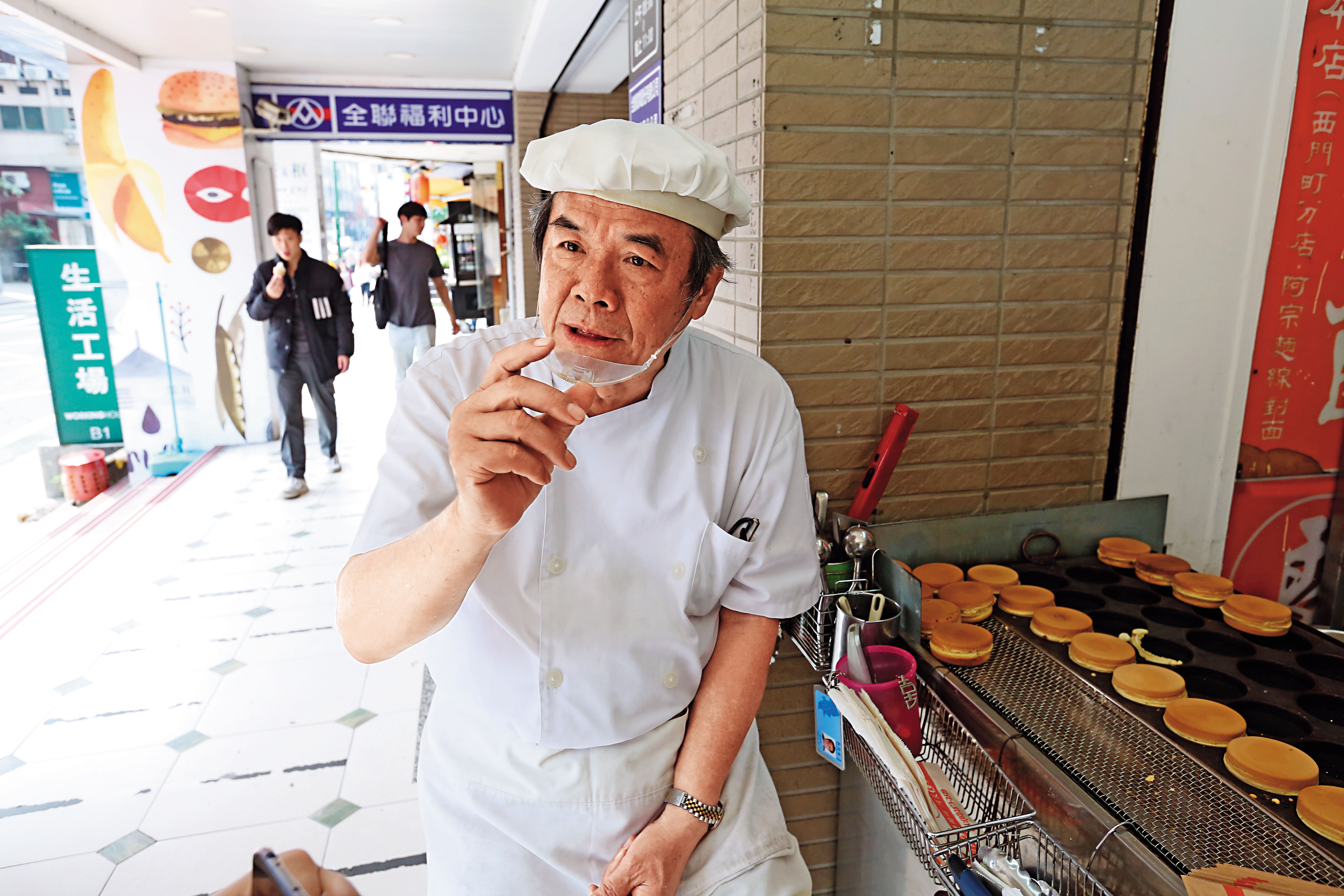天母車輪餅店黃老闆在地經營多年,和上門消費的客人大多熟稔,他認為天母商圈自成一格,不存在衰退問題。