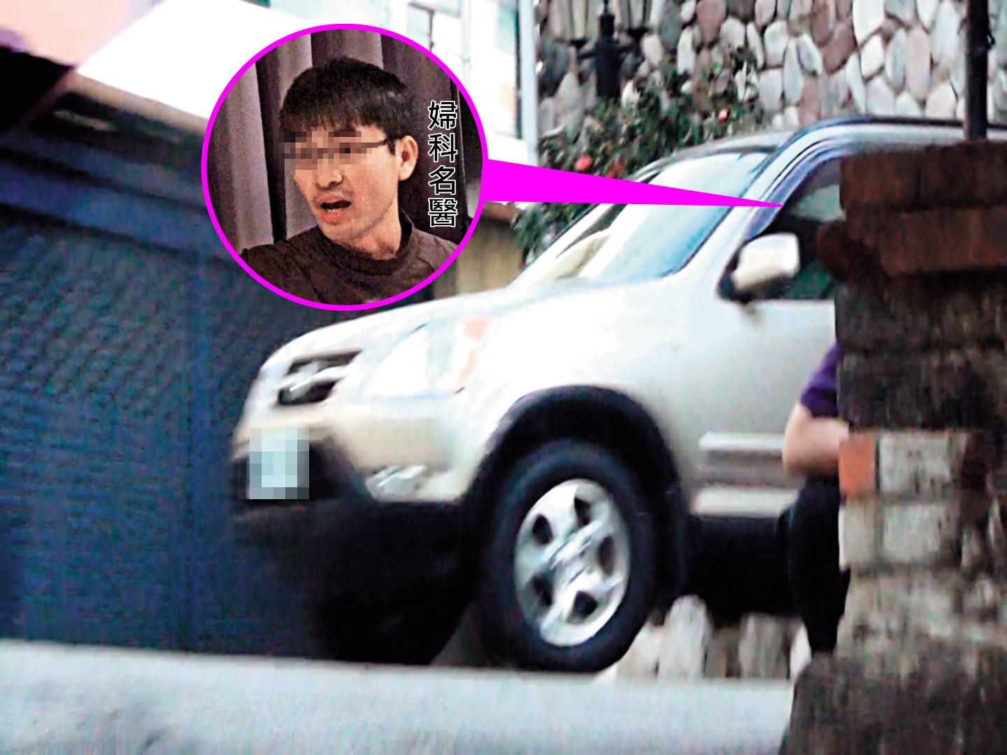 名醫不僅有小三,還曾利用看診空檔,與小四去開房間,還被拍到車進摩鐵的畫面。紅圈為名醫車子。(讀者提供)
