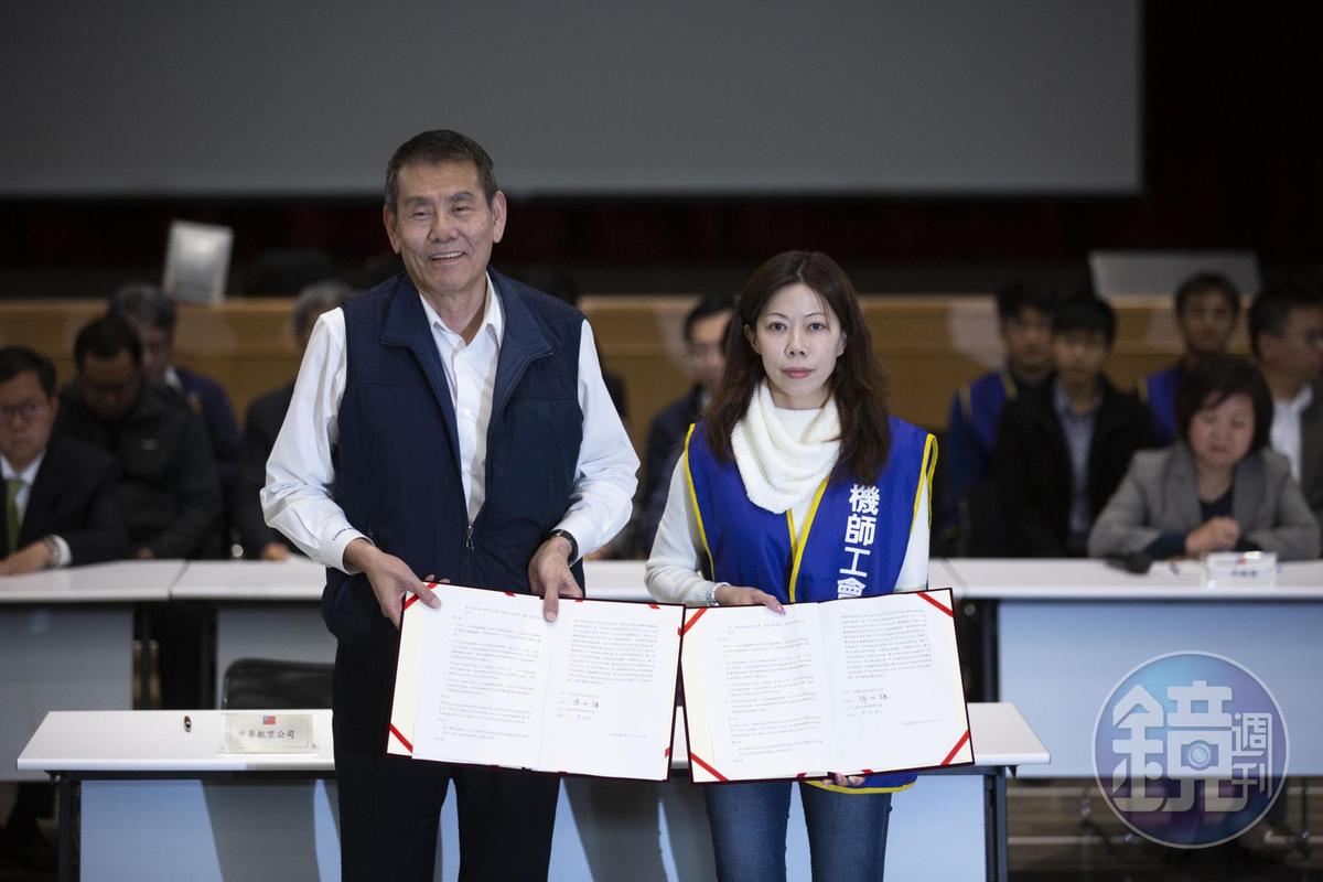 行政院已拍板核定，機師罷工事件負責與工會協商的華航總經理謝世謙（前排左），將升任華航新任董事長。