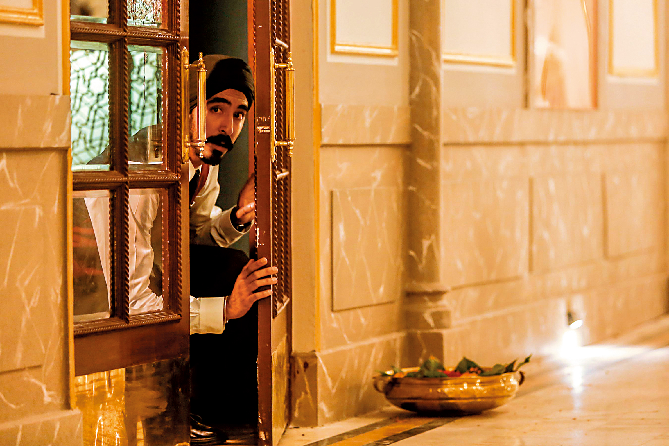 名流聚集的大飯店遭伊斯蘭聖戰士攻占，飯店員工及住客手無寸鐵，陷入密室困境。（龍祥提供）