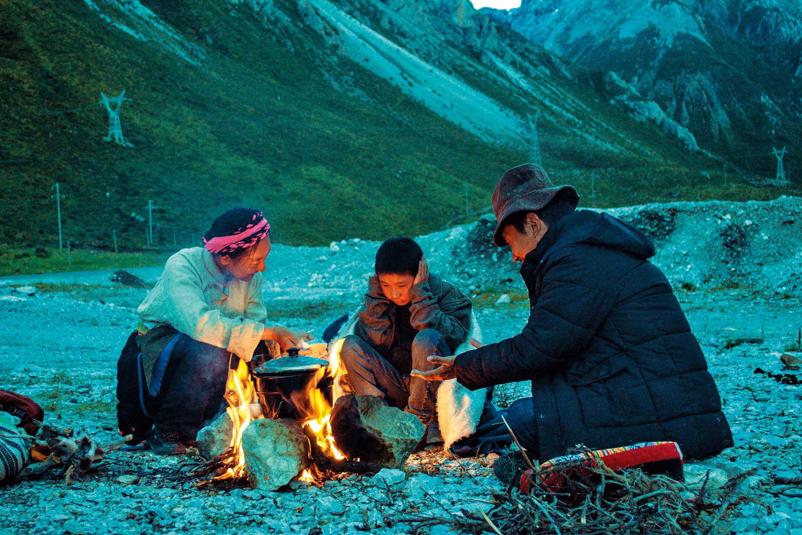 藏族女子俄瑪拖著病體，攜兒與現任丈夫赴拉薩還願，這對繼父子雖然不合，卻也執意陪女主角走完最後人生。（海鵬提供）