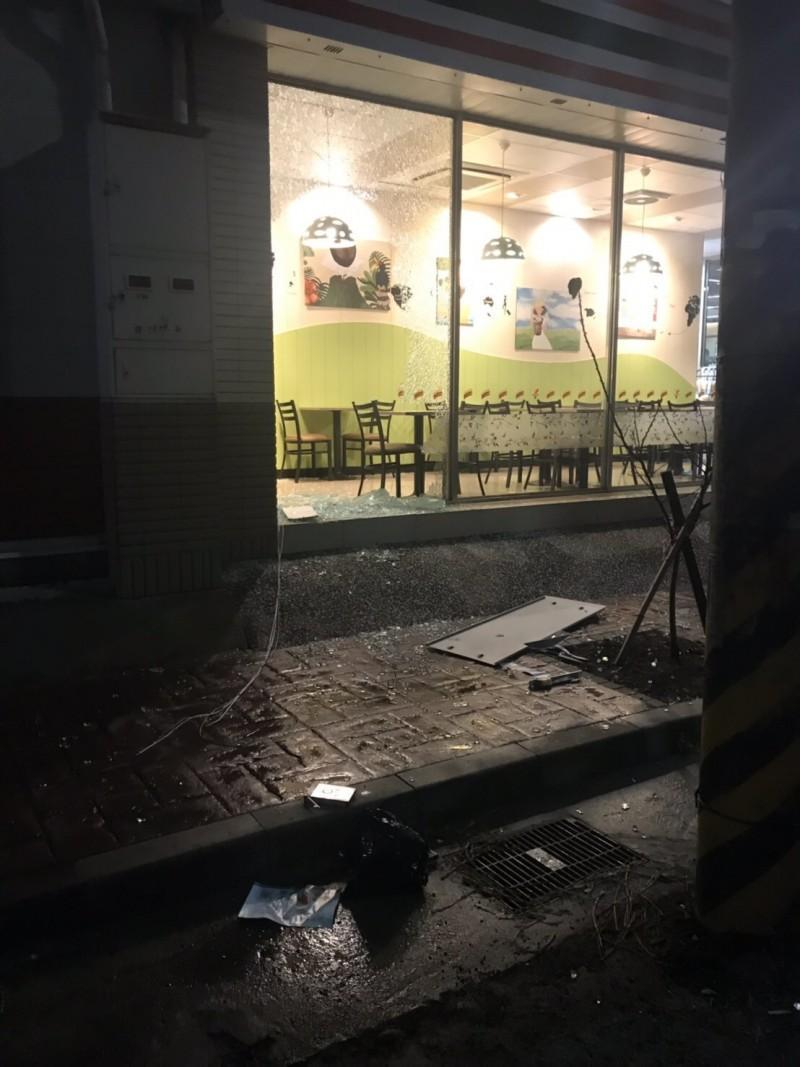 桃園市新屋區非24小時營業超商，凌晨被賊拆除落地窗、「拖」走ATM。（警方提供）