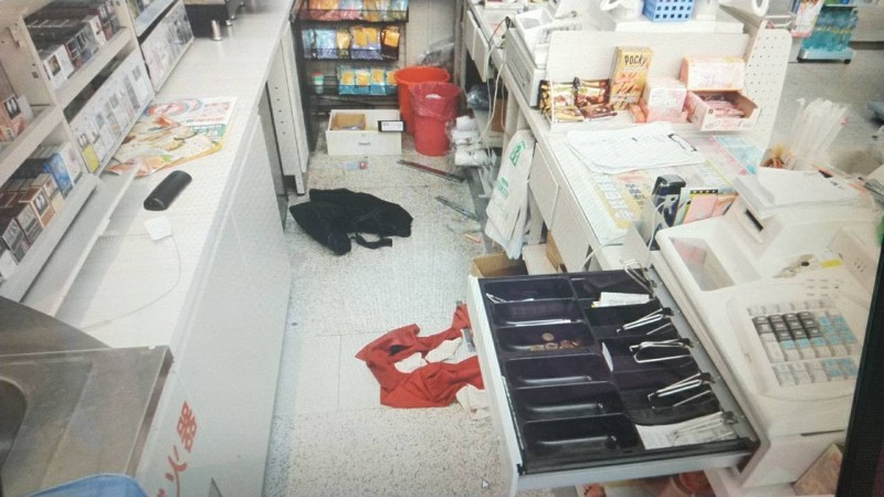 新竹縣政府內超商遭歐姓男子以凌空垂降方式竊走店內的現金和保險櫃。（警方提供）