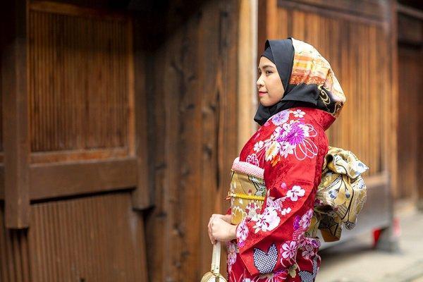 身穿和服的穆斯林女性，漫步於古色古香的日本街道。（翻攝自推特）