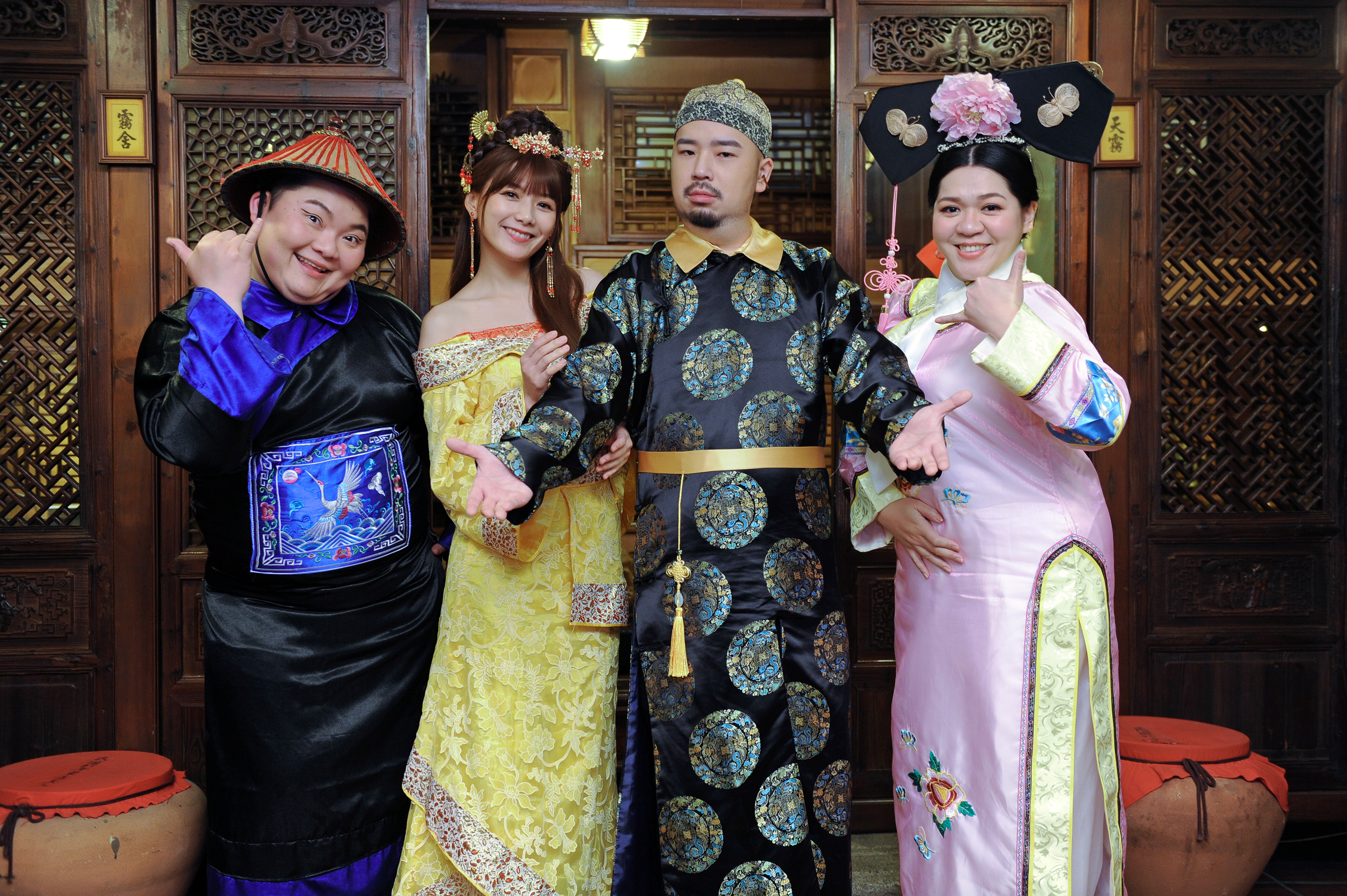 除了自己入鏡拍攝、當導演寫腳本，阿達還揪來解婕翎等人客串入鏡。（環球提供）