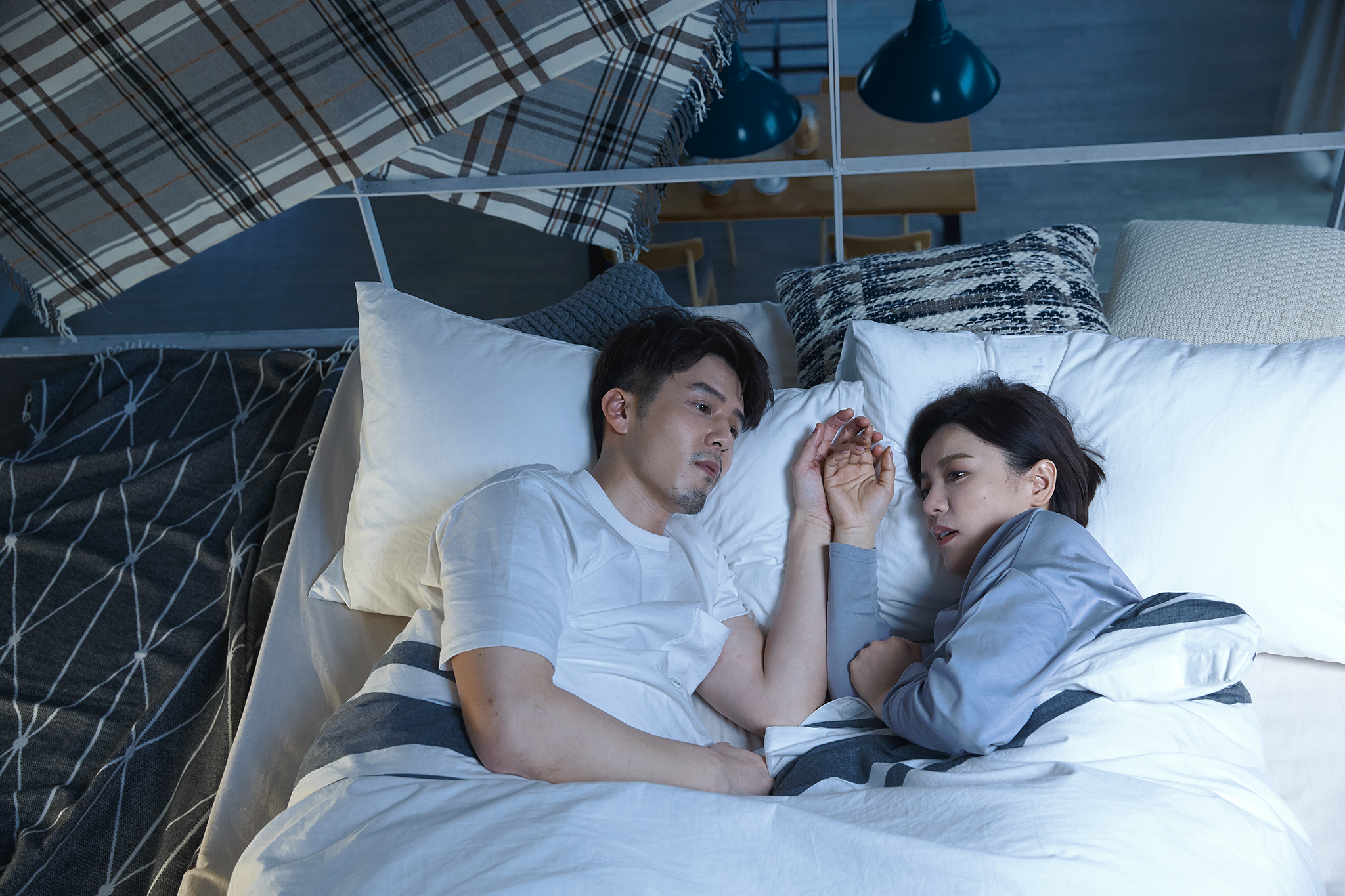 要跟胡宇威滾床談情，讓丁噹顯得非常害羞尷尬到不行。（相信音樂提供）