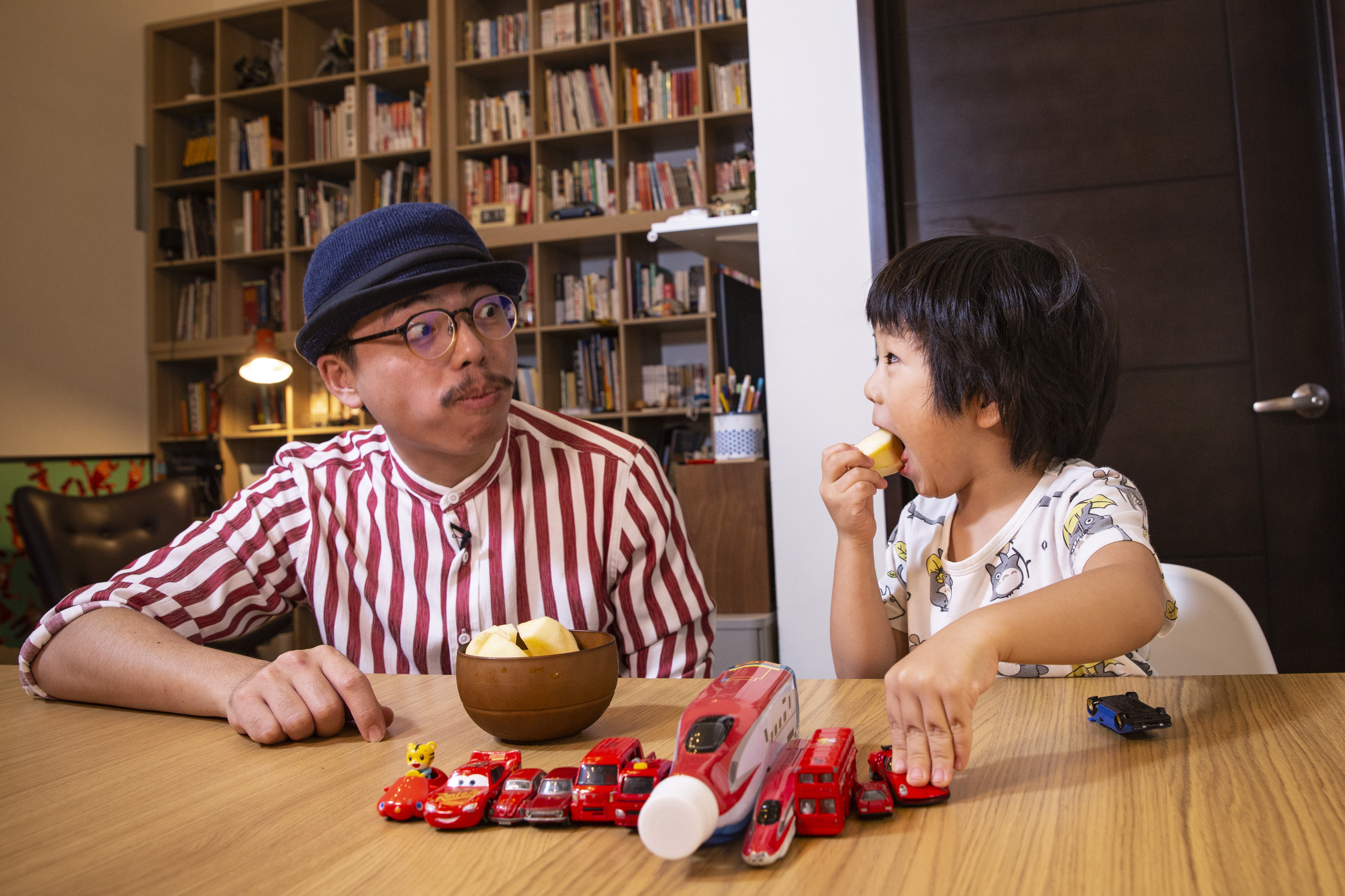 藍聖傑（左）創作的育兒插畫走紅到國外，如今他與兒子相依為命，成為全職奶爸。