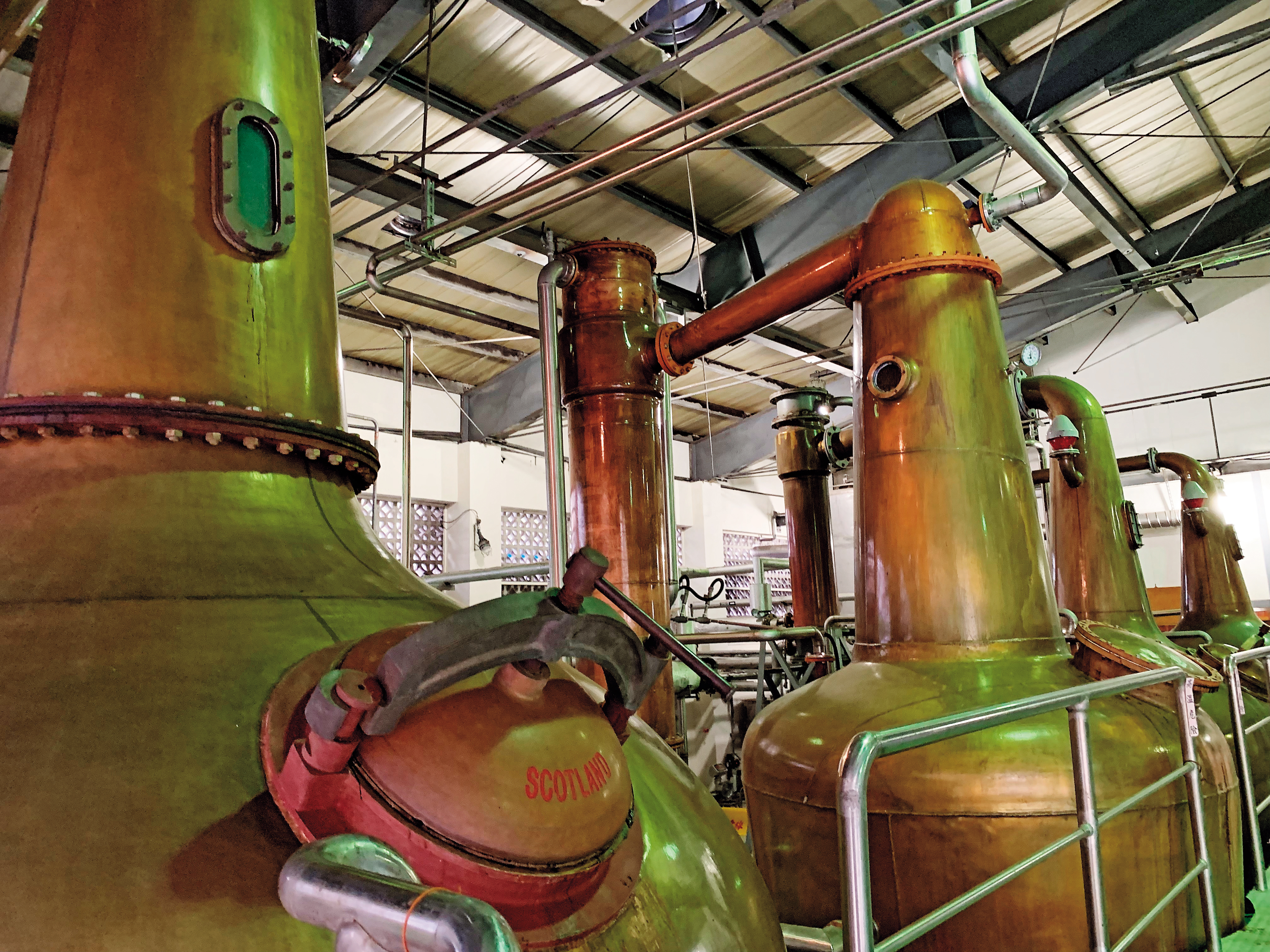 南投酒廠的4支蒸餾器，形狀、大小、出處各不相同，正說明了釀製威士忌草創至今的波折歷史。