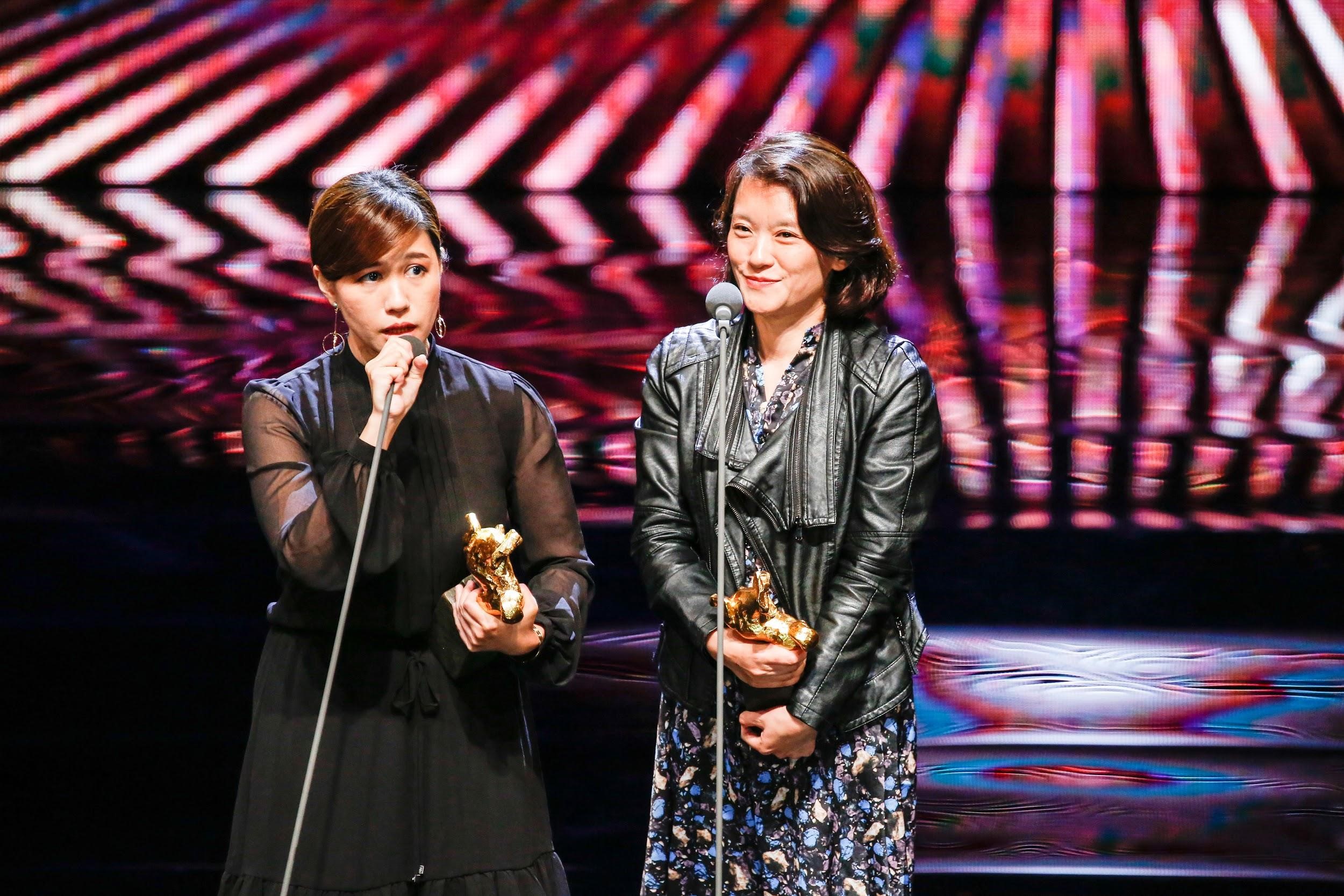 金馬獎典禮上導演傅榆(左)與製片洪廷儀登台領獎,並因得獎感言引起軒然大波。