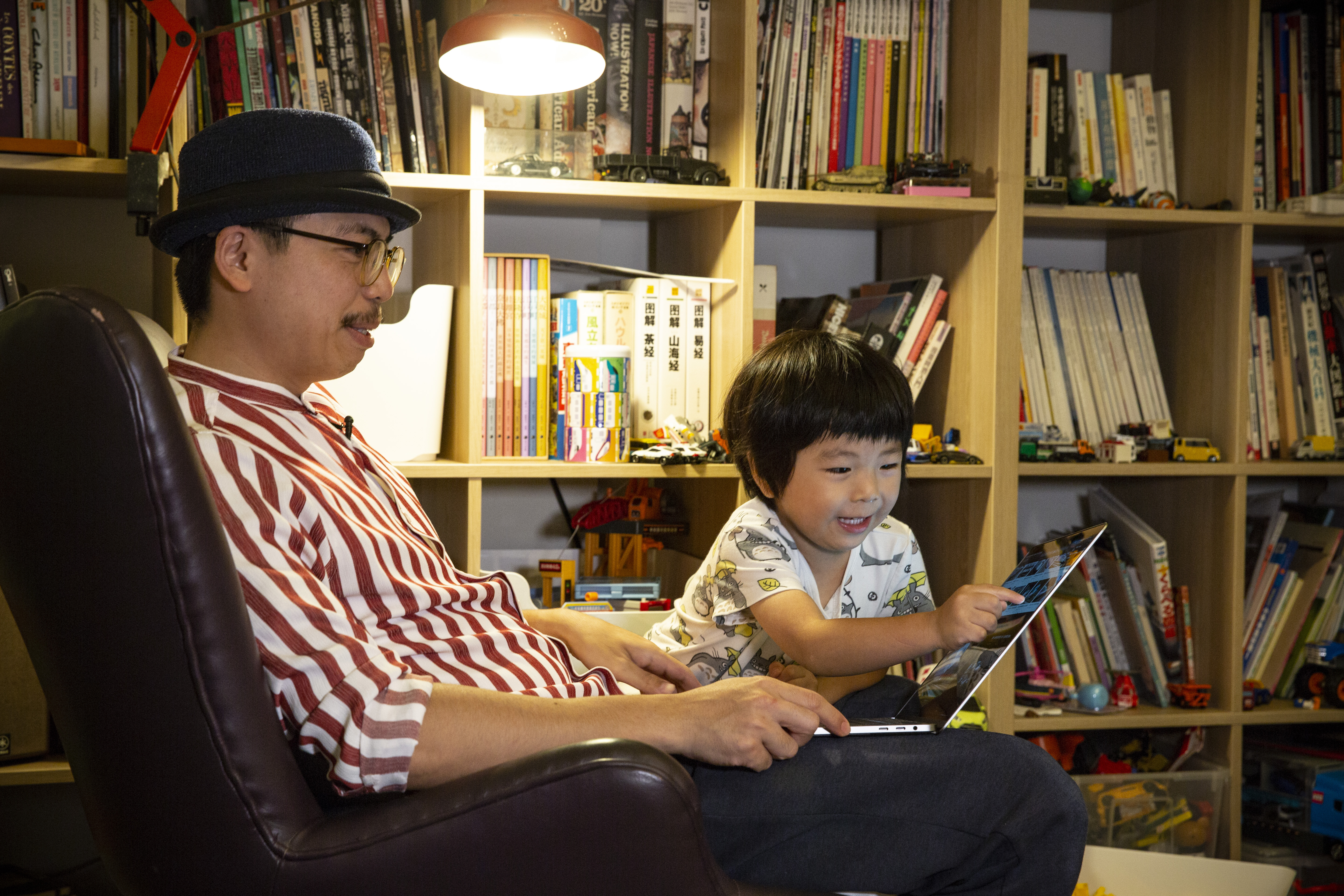 離婚後的藍聖傑同時扮演父親與母親的角色，兒子平日上幼兒園，週末要顧小孩就得把工作放一邊。