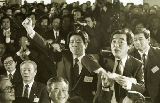 《正義辯護人》以釜林事件中時任人權律師的前總統盧武鉉（中）為創作原型。（翻攝自Daum網站）