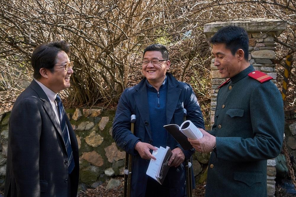 梁宇皙（中）《鋼鐵雨》找來鄭雨盛（右）、郭度沅2大巨星主演，讓電影獲Netflix青睞買下全球版權。（NEW提供）