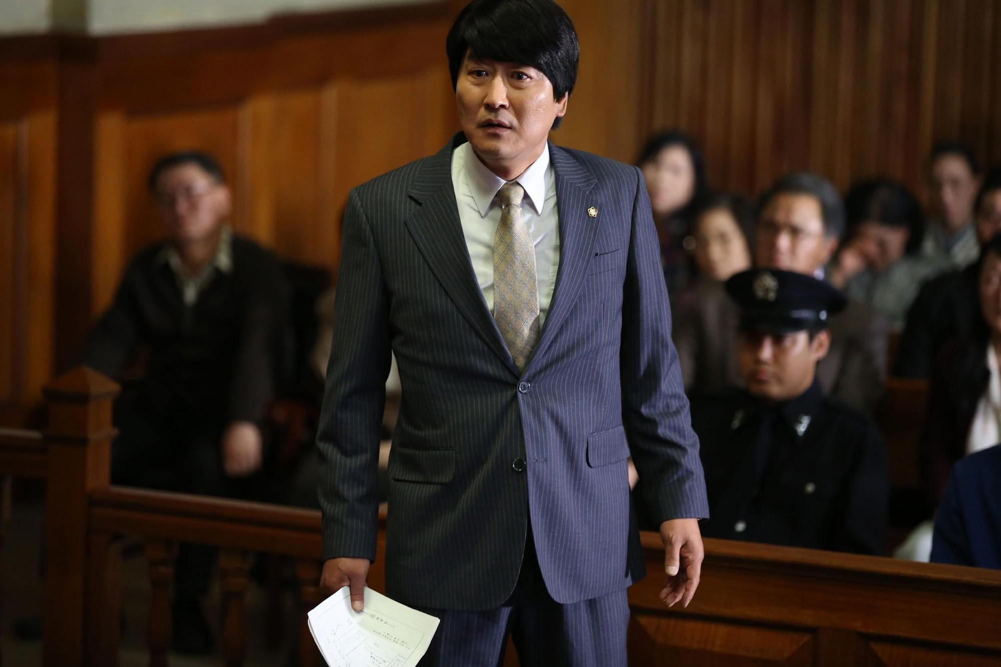 梁宇皙有感韓國民主意識逐漸倒退，因而寫出以前總統盧武鉉擔任人權律師時為原型的《正義辯護人》。（NEW提供）