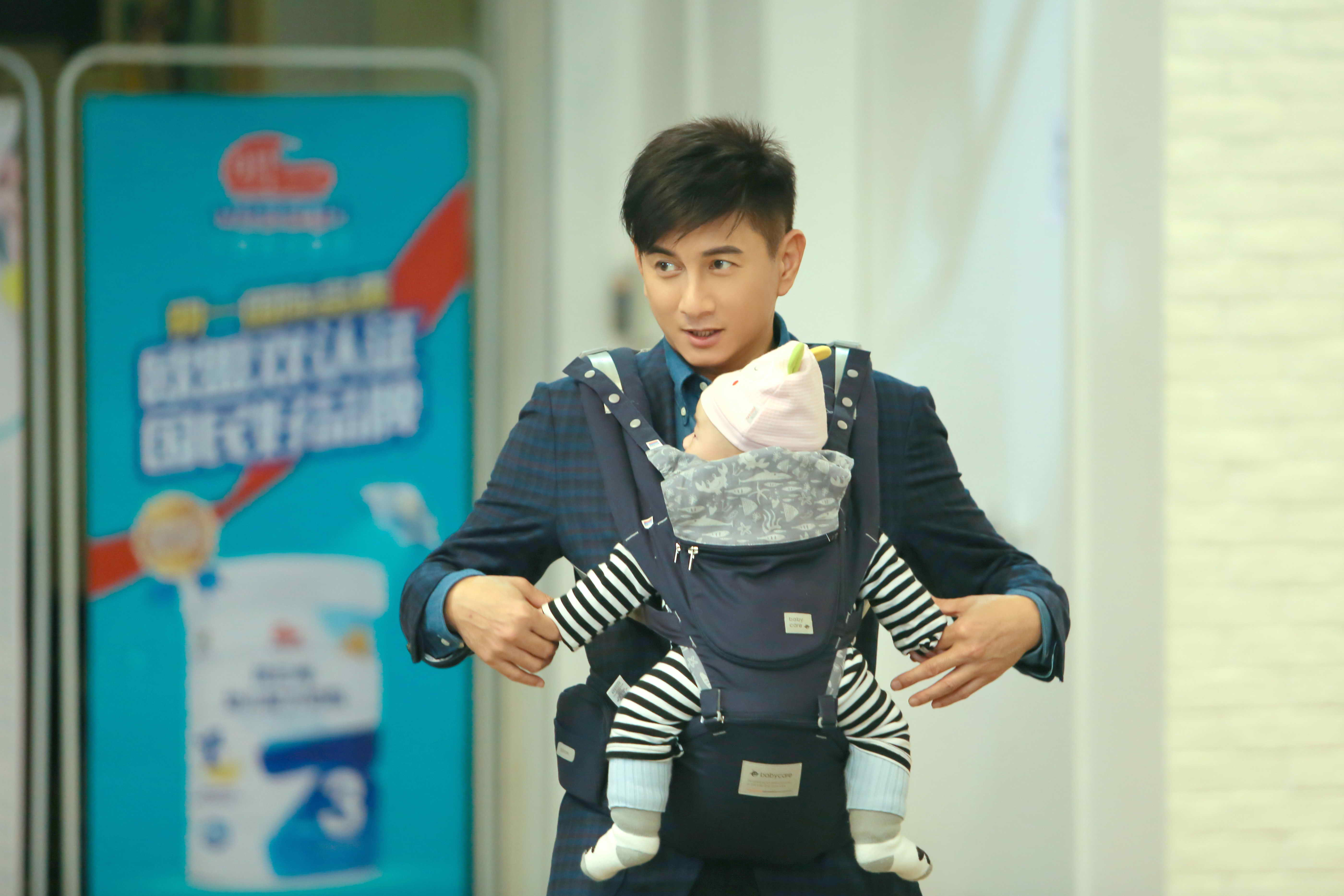 吳奇隆抱著嬰兒搶當新手爸爸。（八大提供）