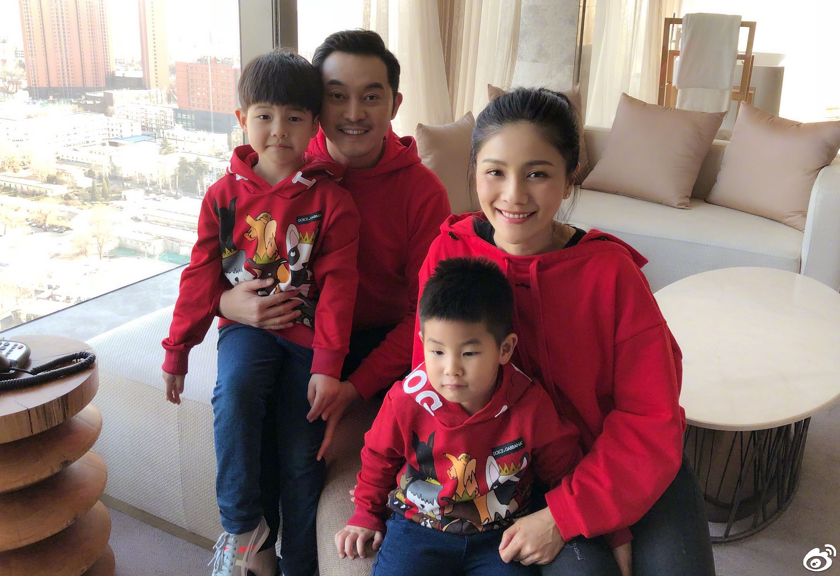 胡可和老公沙溢結婚8年，育有二子，家庭非常幸福美滿。（中天）