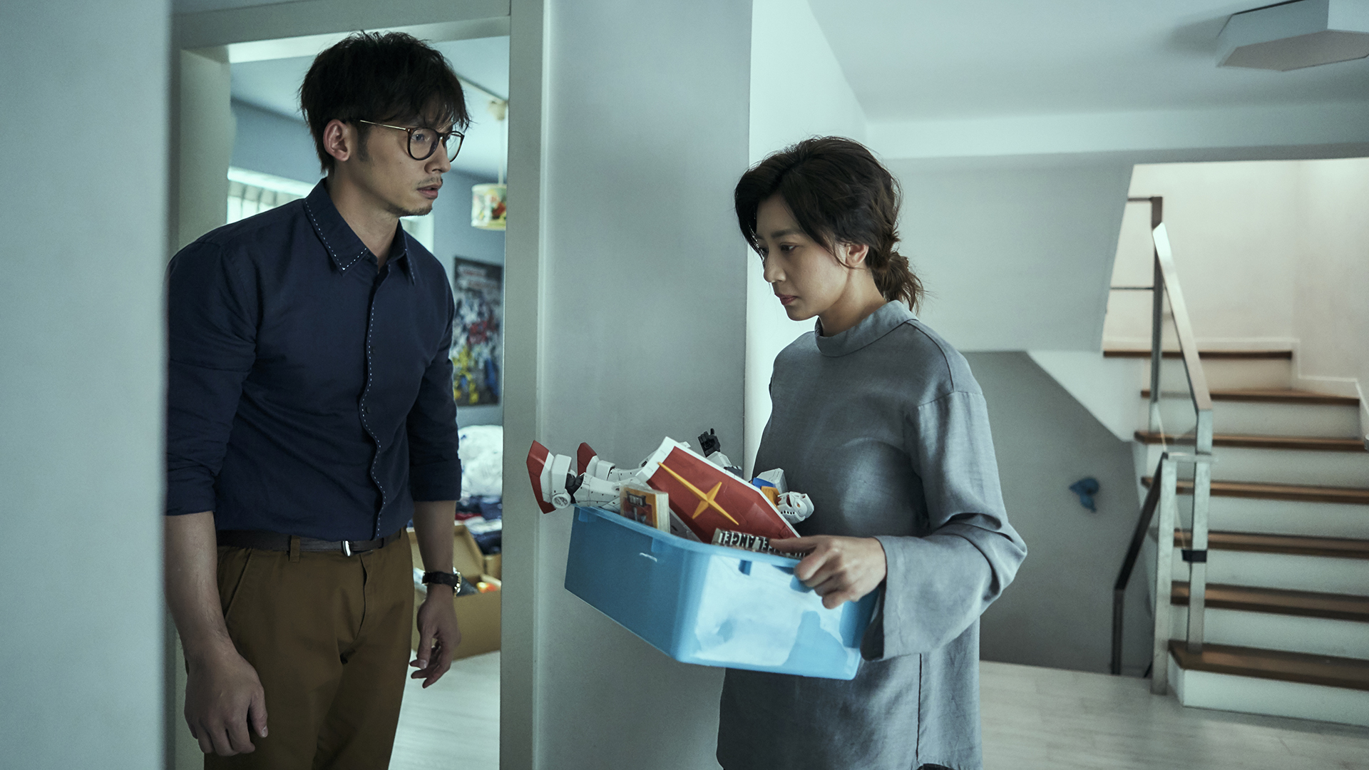 《我們與惡的距離》賈靜雯（右）不願溫昇豪（左）整理逝去兒子的房間。（公視提供）