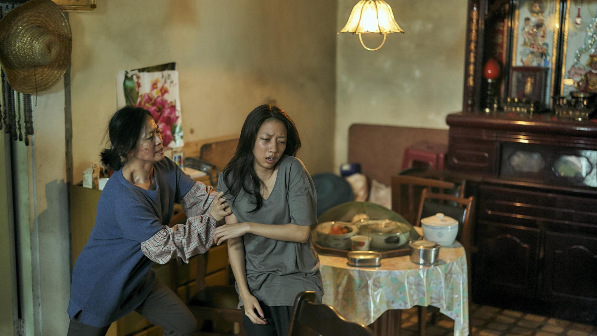 《我們與惡的距離》謝瓊煖(左)把飾演軟爛在家的陳妤(右)硬拖去洗澡。(公視提供)