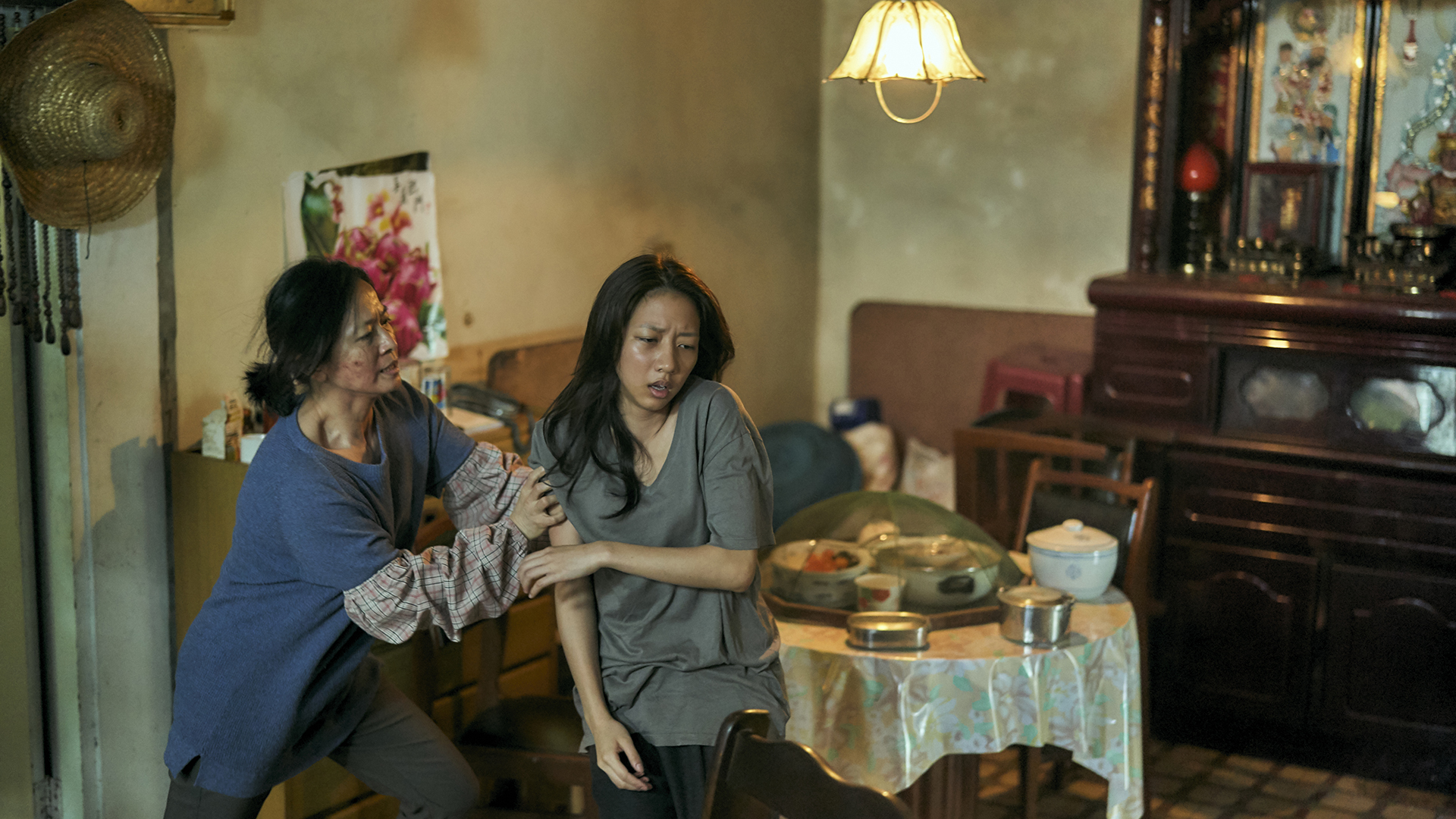 《我們與惡的距離》謝瓊煖（左）把飾演軟爛在家的陳妤（右）硬拖去洗澡。（公視提供）