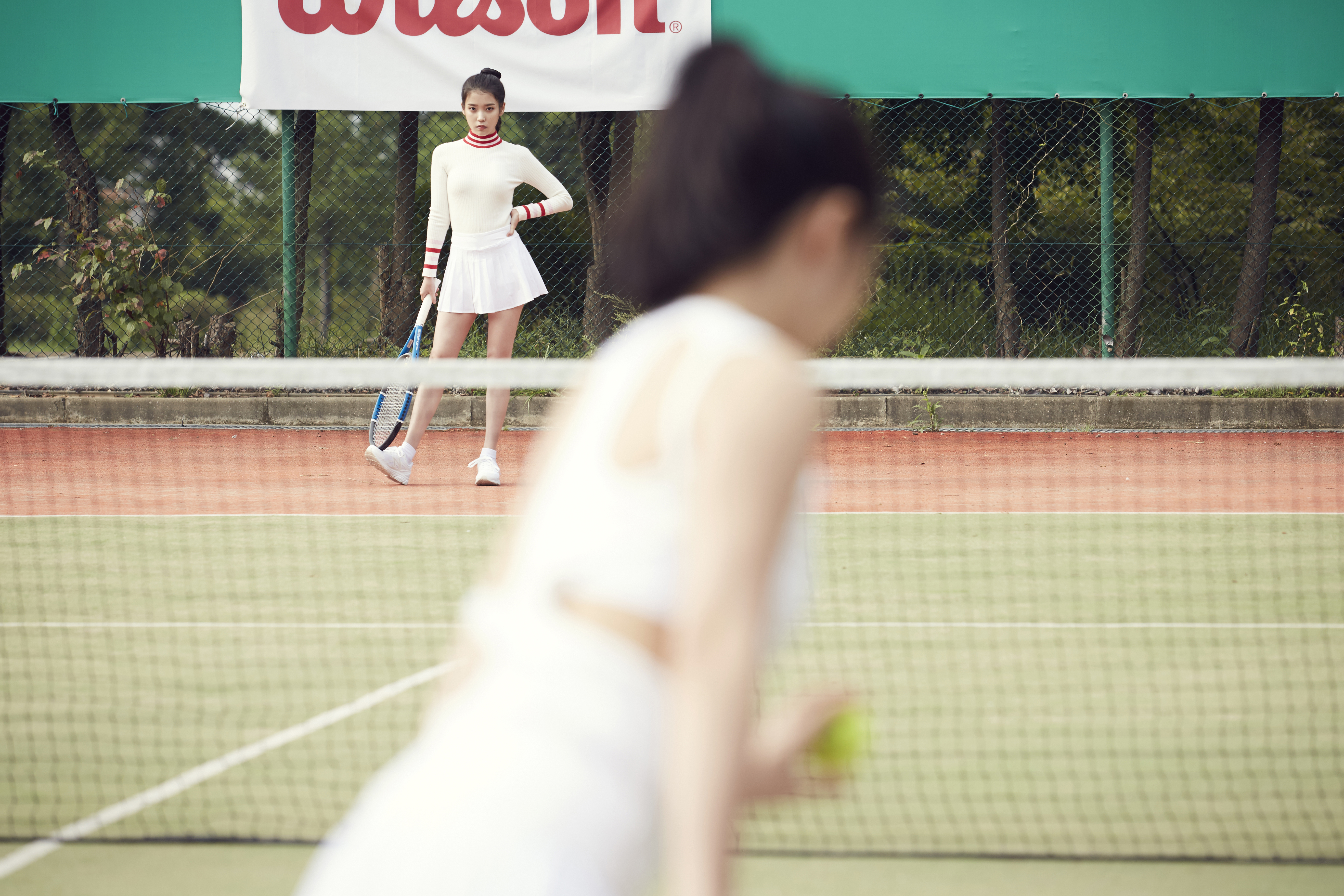 IU和裴斗娜的網球對決，在酷暑天氣拍攝，讓IU差點撐不下去。（Netflix提供）