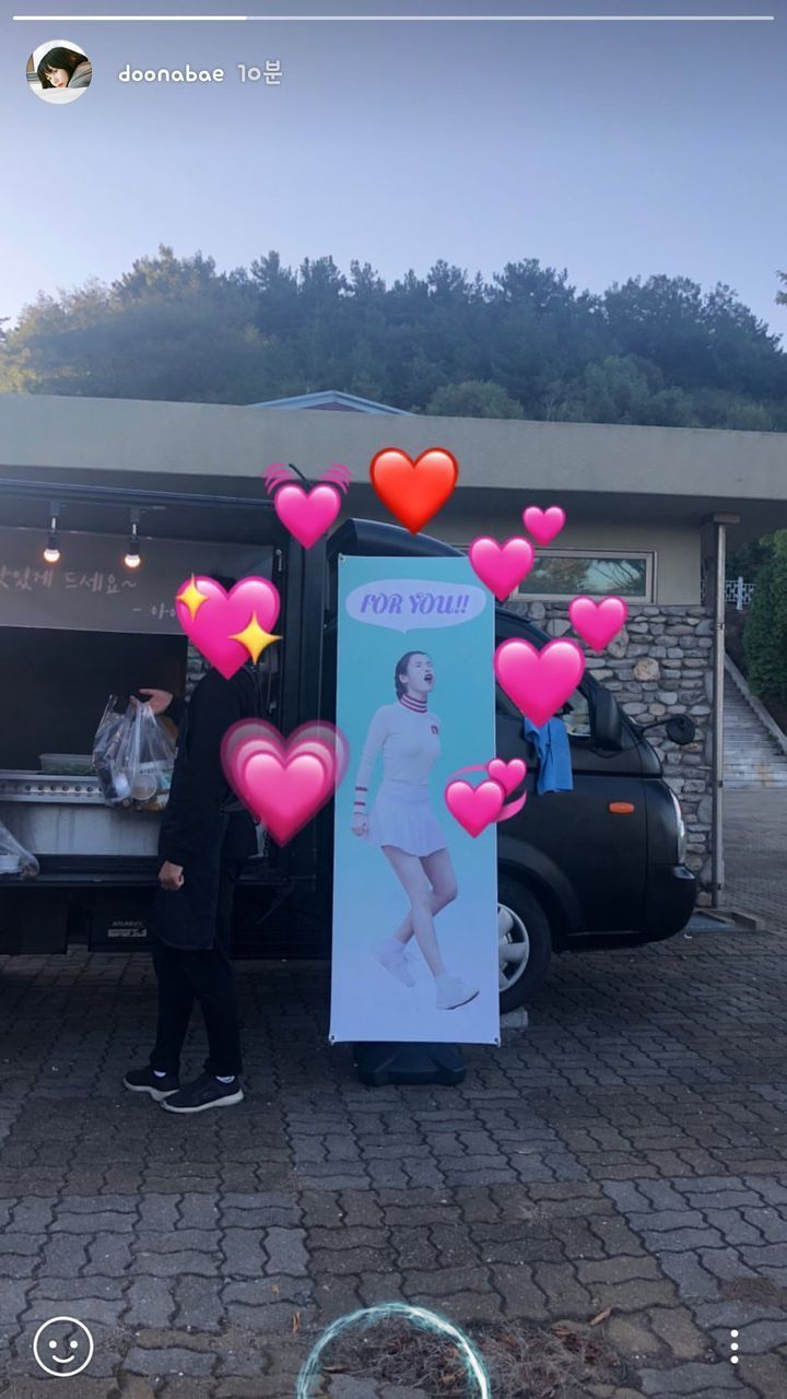 裴斗娜曾在她IG限時動態放上IU特地送的食物應援,見證好感情。(網路圖片)
