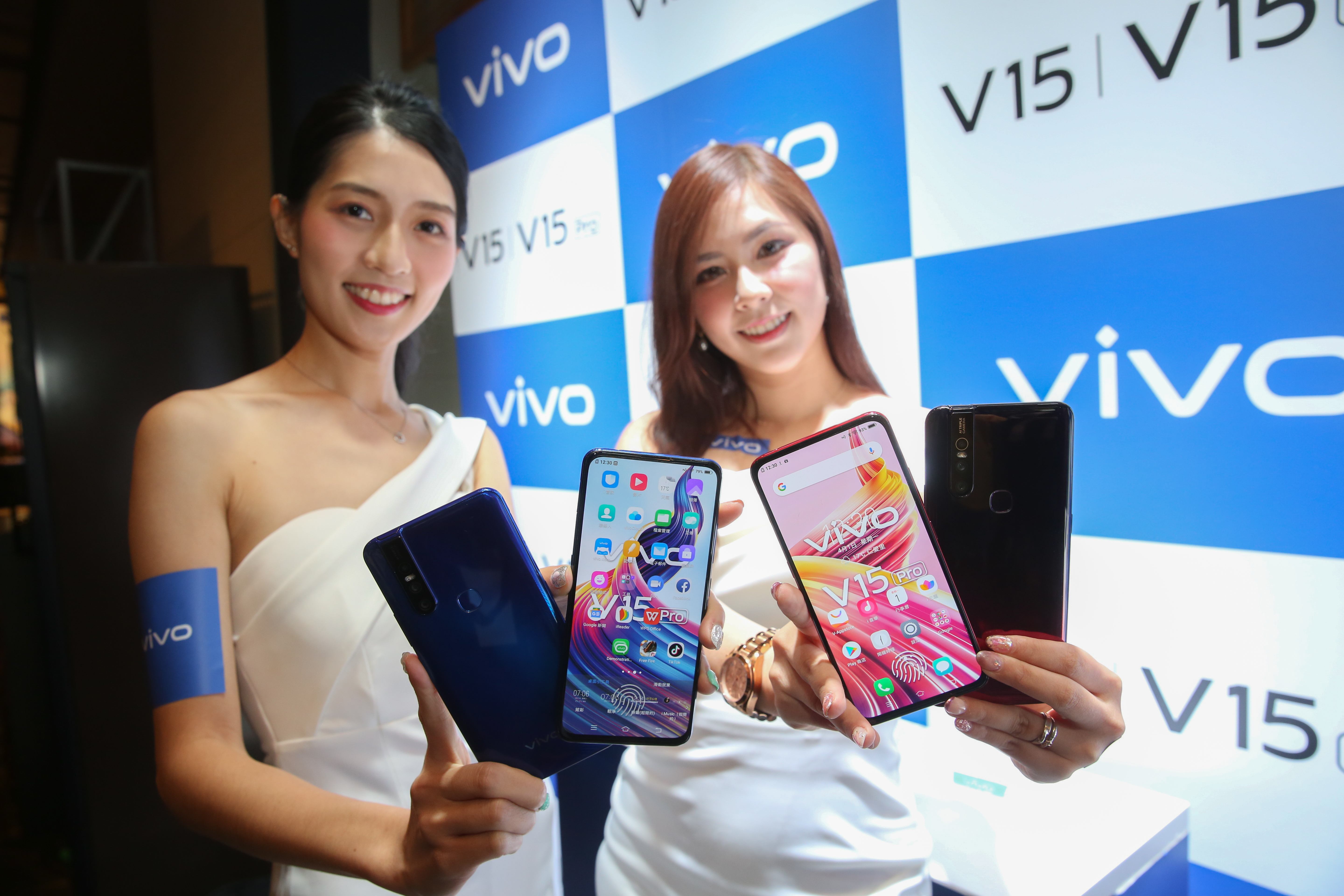 vivo中階新機承襲旗艦機特色，首搭升降式鏡頭，達到真正無瀏海的零邊界全螢幕。