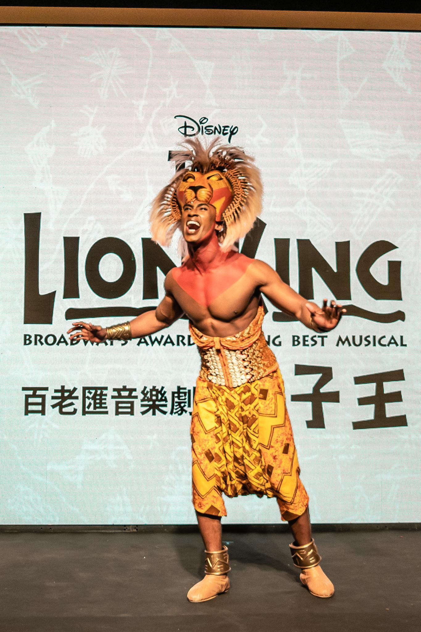 飾演主角辛巴的喬登蕭在記者會中展現能歌能演魅力,全情投入。(寬宏藝術提供)