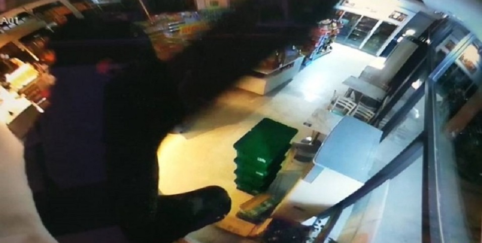 新竹縣政府內超商3月31日凌晨疑遭歐姓男子以凌空垂降方式竊走店內的現金和保險櫃等。（警方提供）