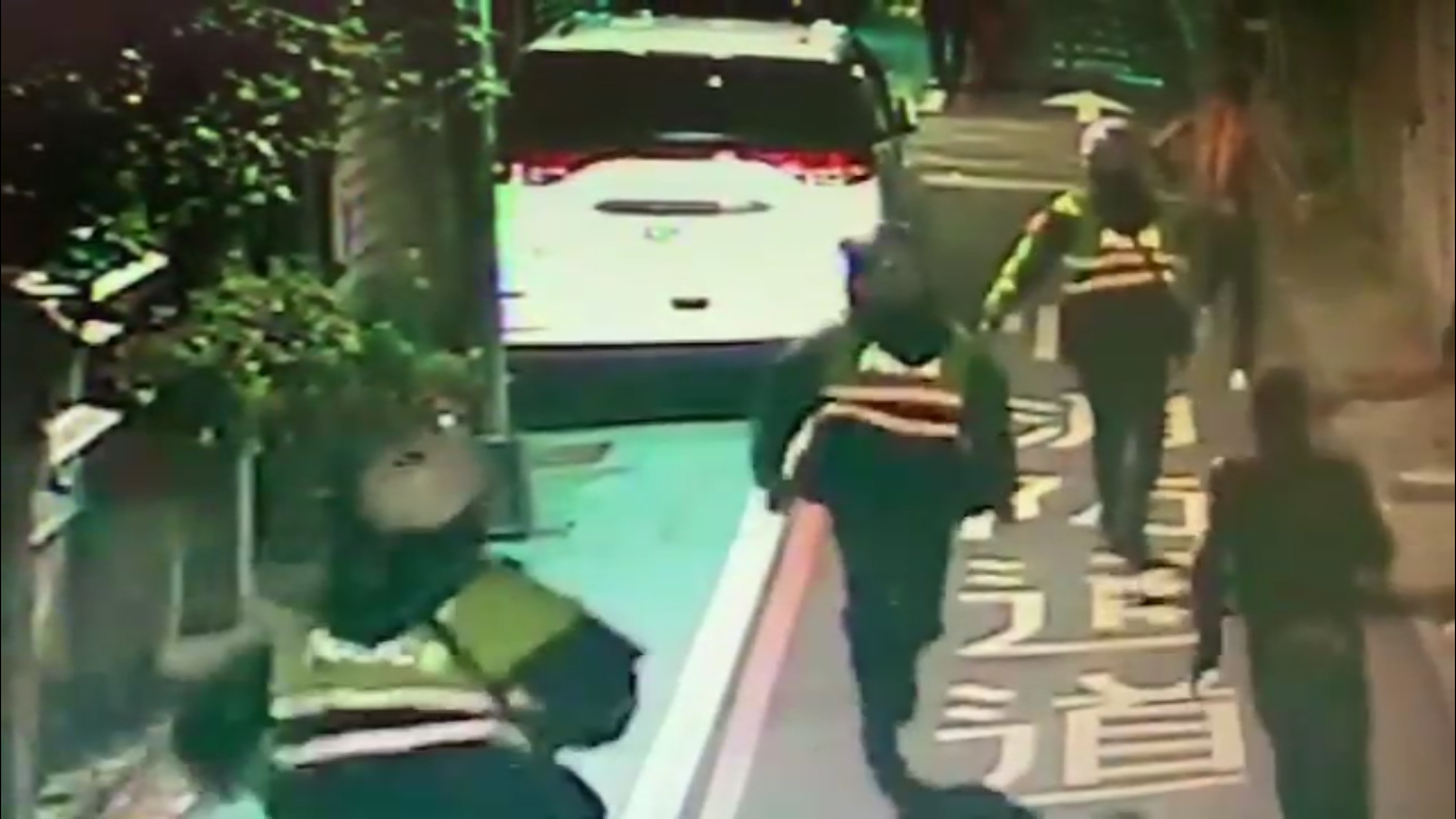 打著赤膊躲避警方追緝的迦納籍男子阿力。（警方提供）
