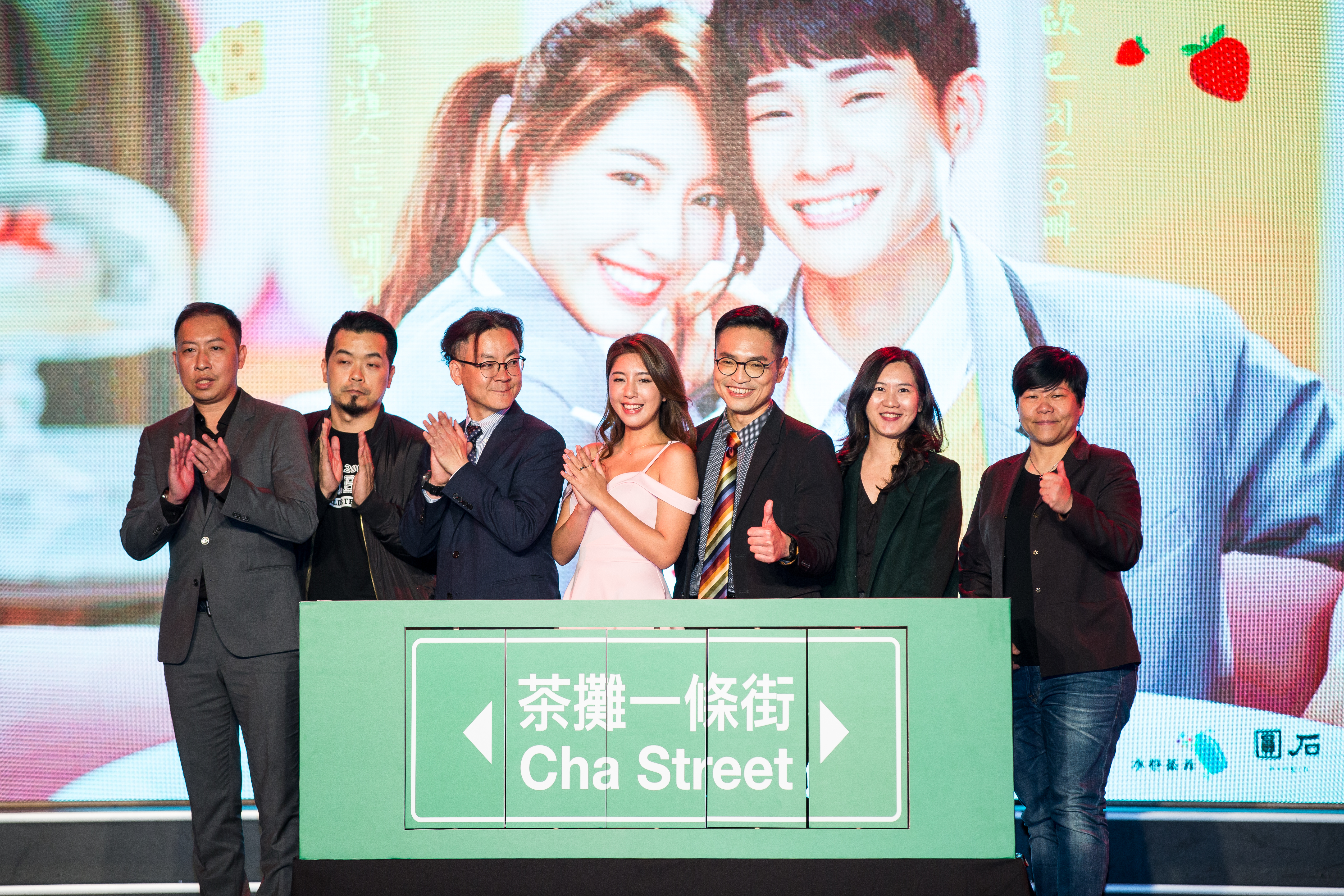 泰山攜手手搖飲品牌「貢茶」推出「韓風起司草莓奶茶」，更找來女星辜莞允NONO（右4）代言。